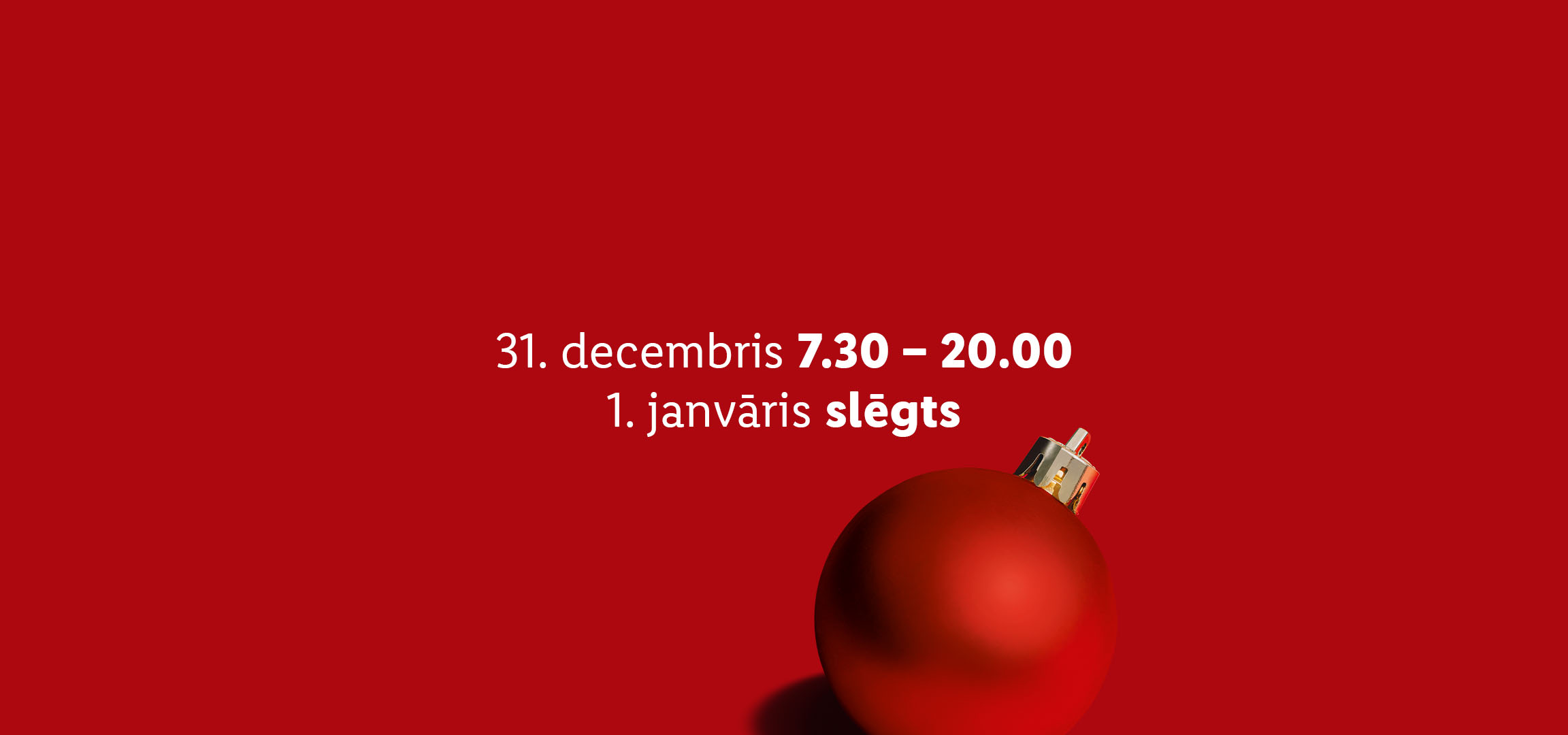 Красный новогодний шар на красном фоне с информацией о часах работы 31 декабря и 1 января.