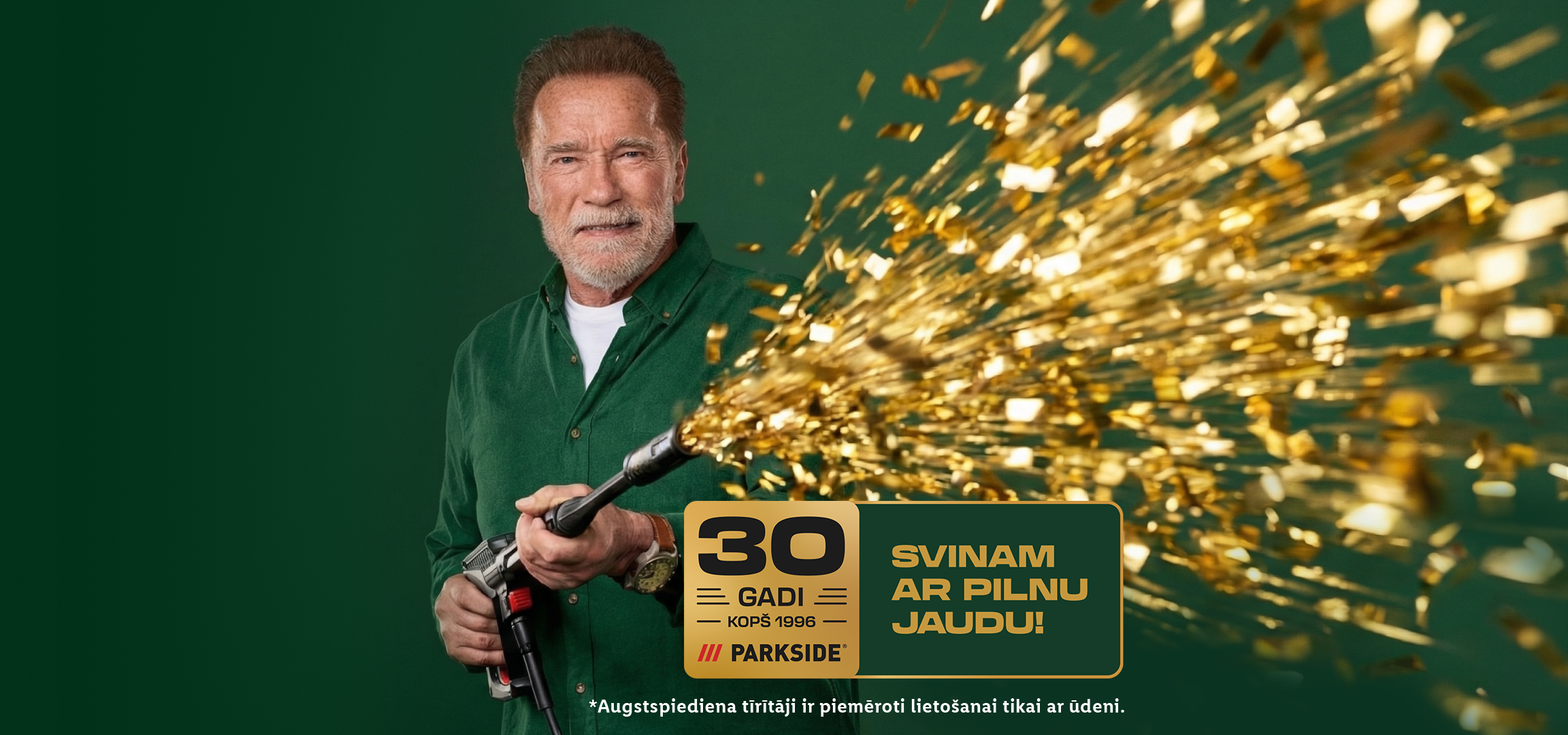 Arnolds Švarcenegers ar konfeti lielgabalu, svinot 30 gadus kopš 1996. gada.