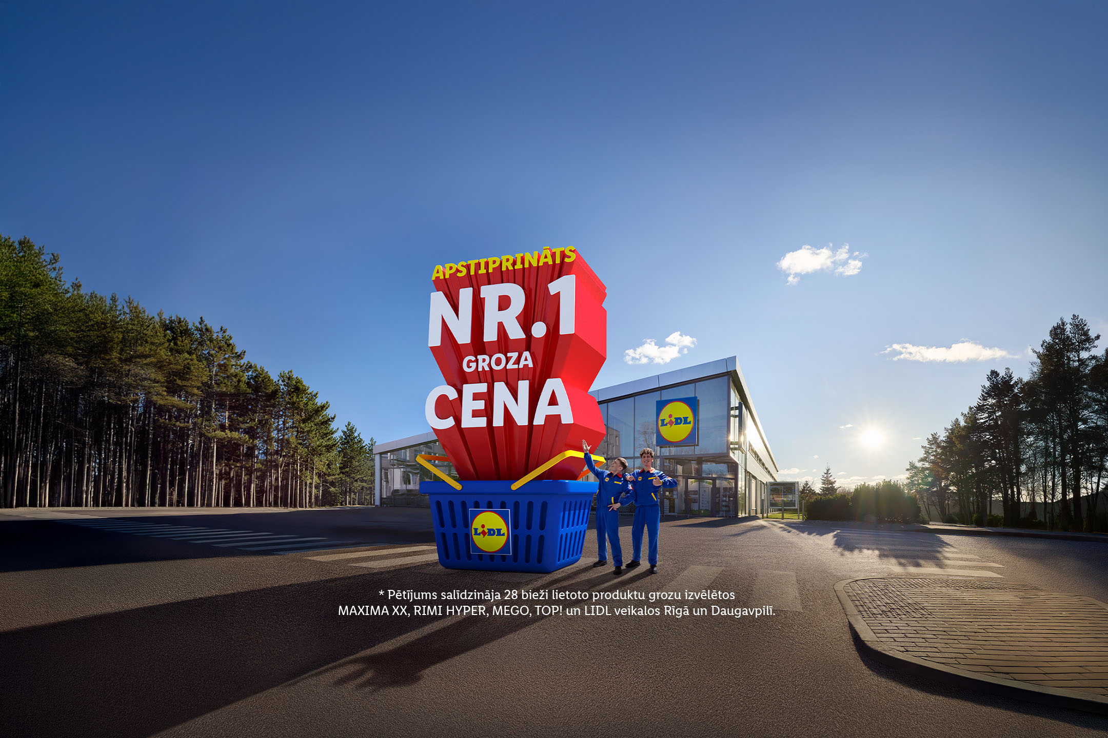 Lidl reklāma ar uzrakstu 'APSTIPRINĀTS NR.1 GROZA CENA' un diviem darbiniekiem pie veikala.