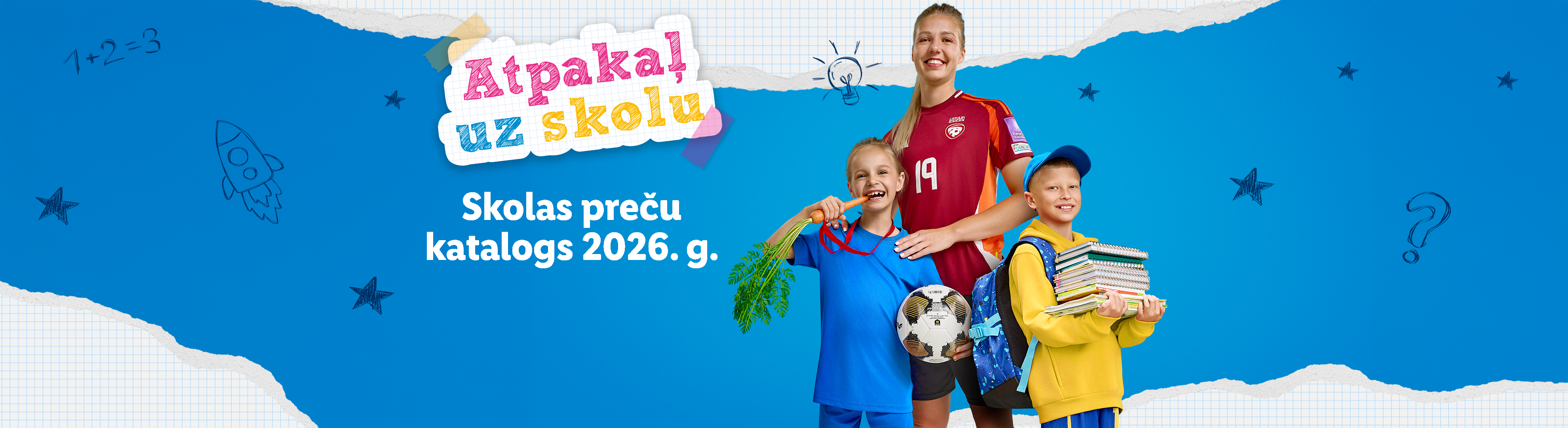 Skolas preču katalogs 2026. g. ar bērniem un pieaugušo, kas tur skolas piederumus.