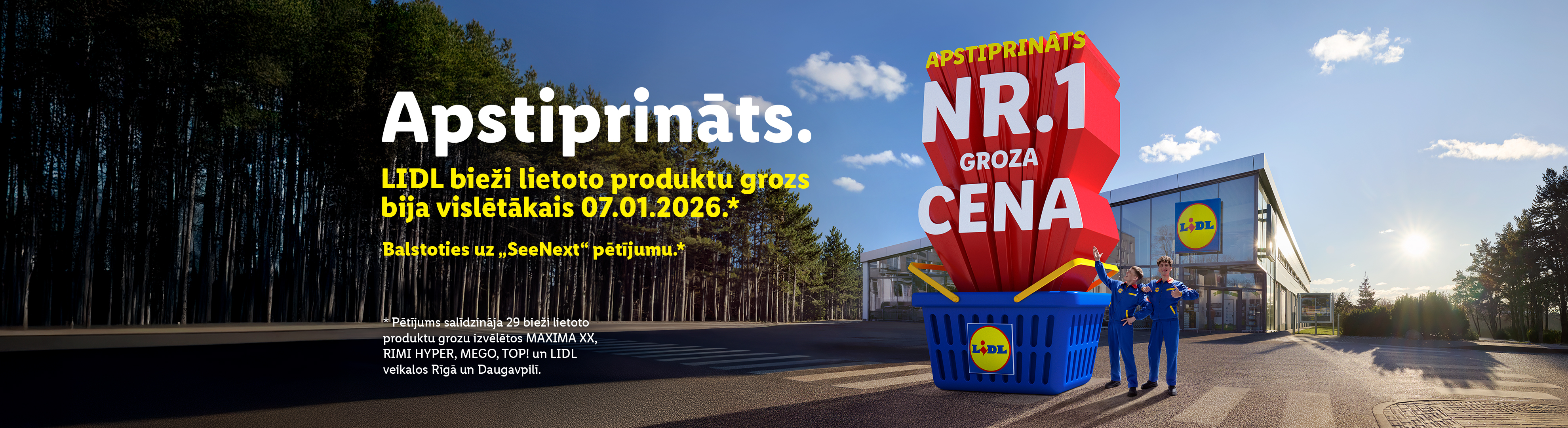 Lidl reklāma ar lielu iepirkumu grozu, kas norāda uz zemākajām cenām, un diviem darbiniekiem pie veikala.
