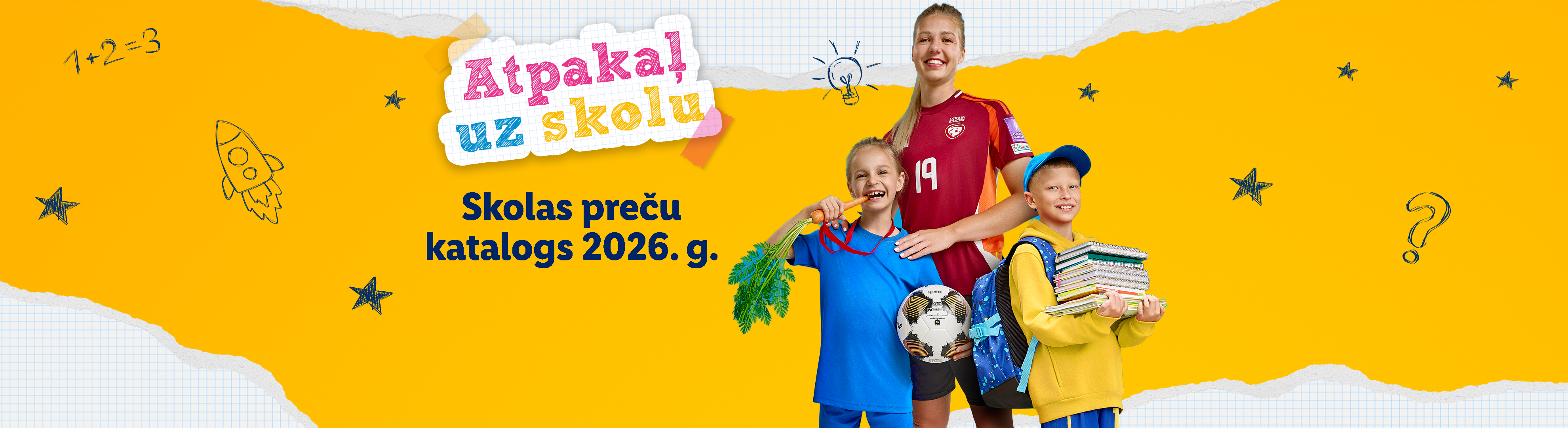 Sieviete un divi bērni ar skolas precēm, uzraksts 'Atpakaļ uz skolu' un 'Skolas preču katalogs 2026. g.'