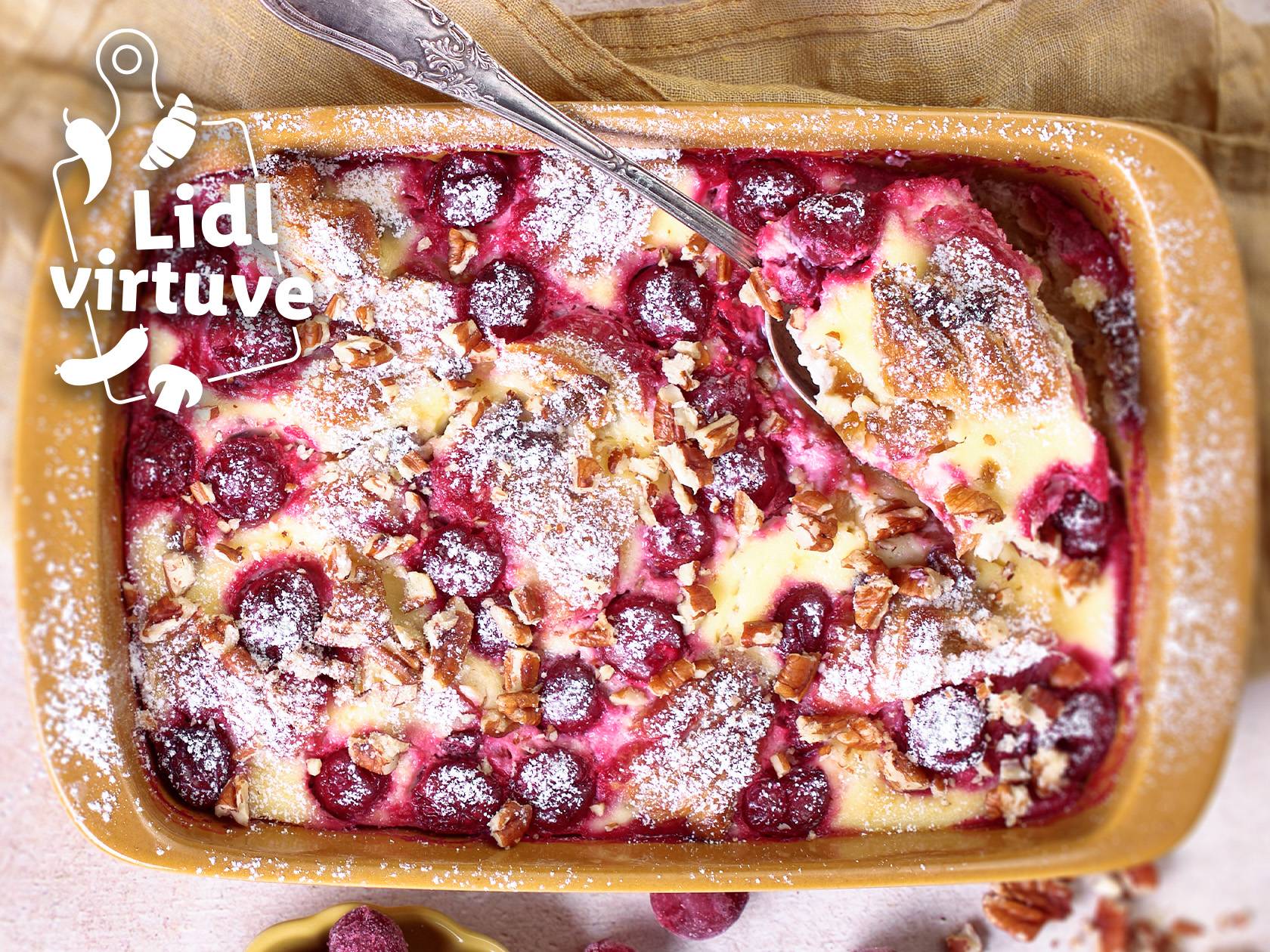 Ķiršu un pekanriekstu sacepums cepamtraukā ar Lidl logotipu.