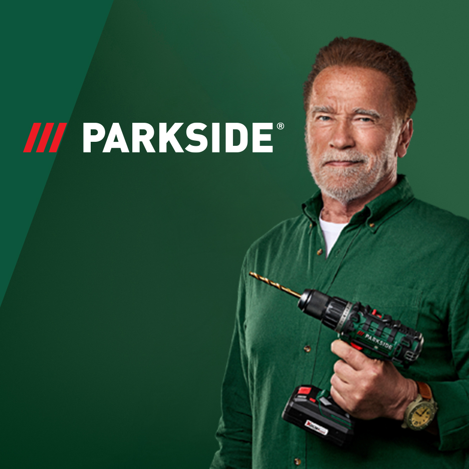 Arnolds Švarcenegers tur Parkside urbi uz zaļa fona.