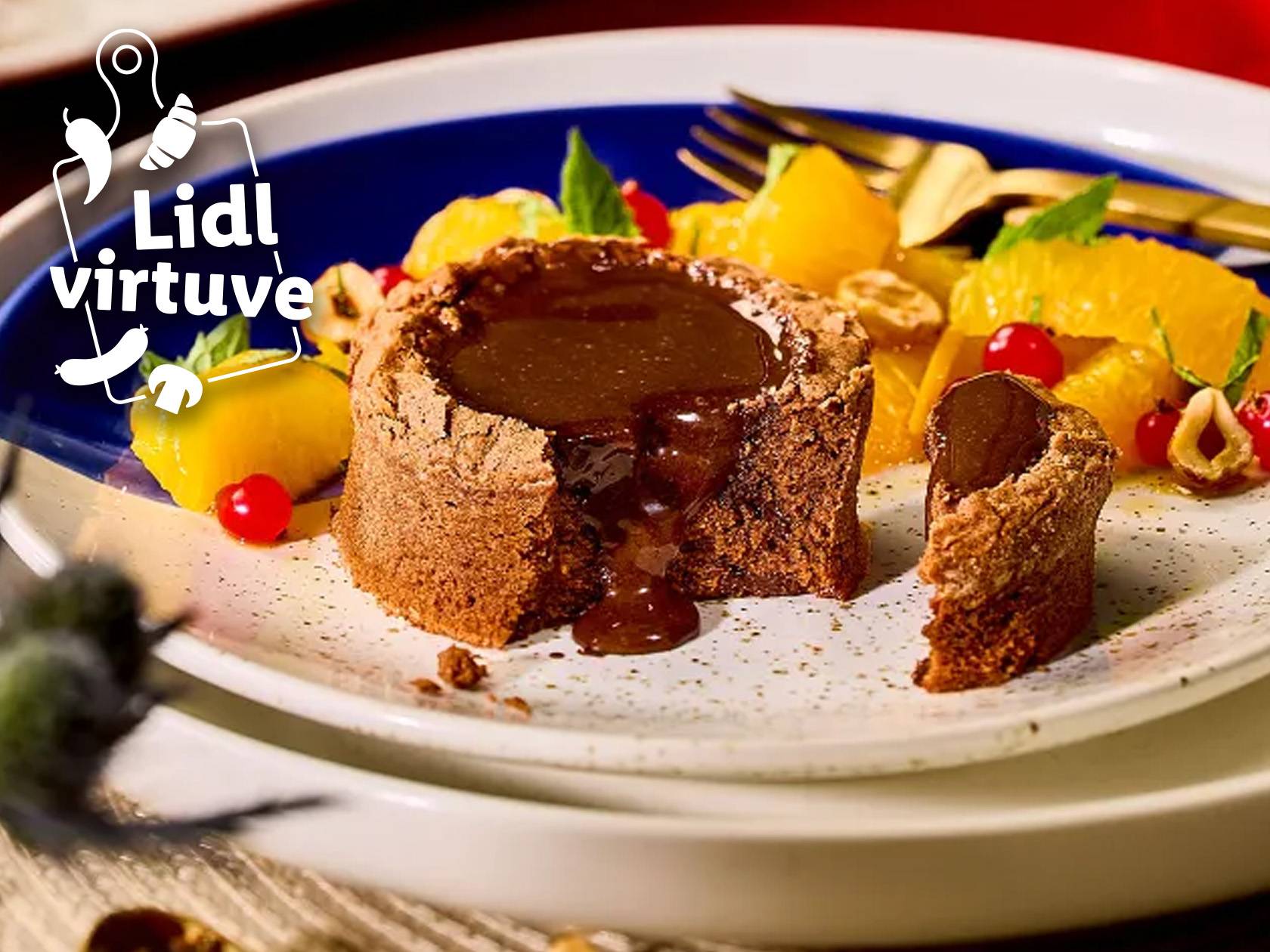 Šokolādes fondants ar apelsīniem un ogām uz balta šķīvja ar Lidl virtuves logo.