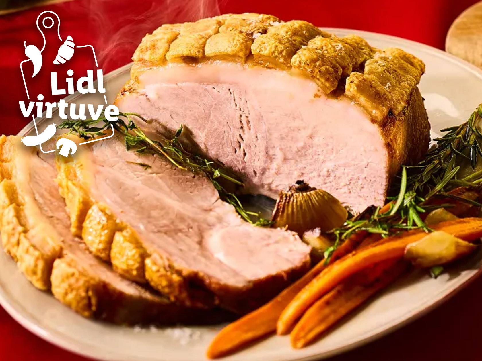 Lidl virtuve: Cepta cūkgaļa ar kraukšķīgu ādu, burkāniem un garšaugiem uz šķīvja.