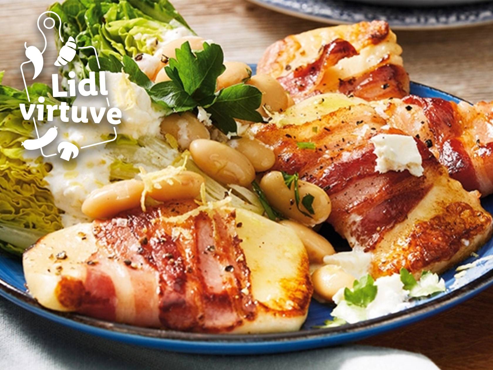 Cepts halloumi siers, ietīts bekonā, ar baltajām pupiņām un salātiem, uz zila šķīvja.