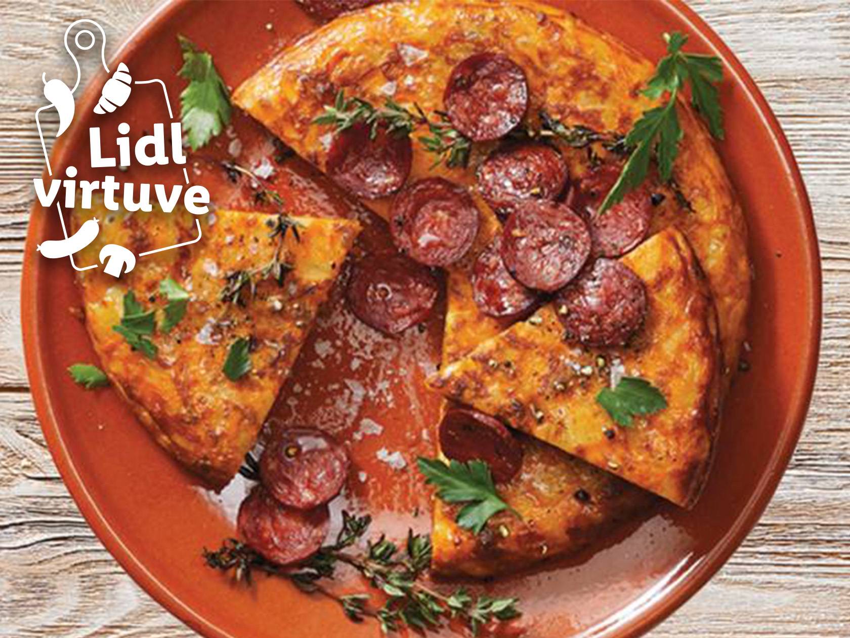 Spāņu tortilja ar čorizo un zaļumiem uz šķīvja, ar Lidl Virtuve logotipu.