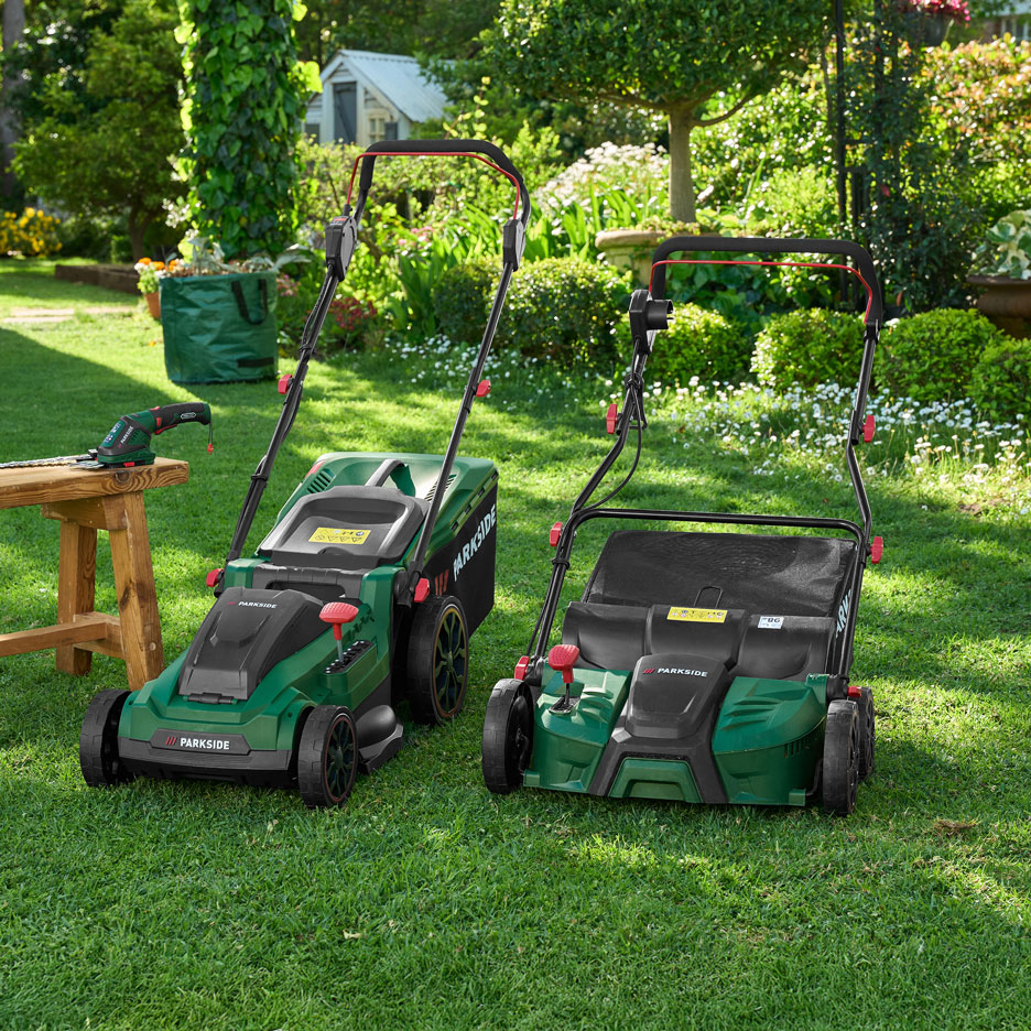 Divi zaļi zāles pļāvēji un dzīvžoga šķēres uz koka soliņa saulainā dārzā.