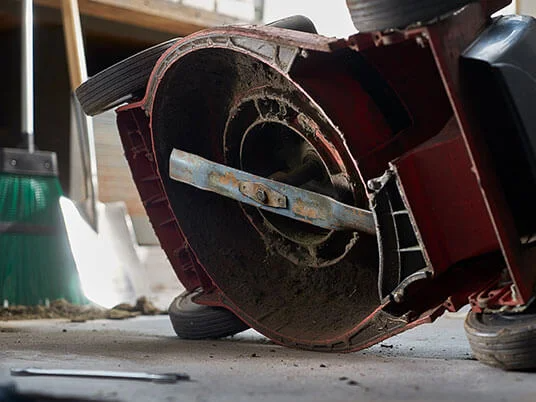 Netīrs zāles pļāvējs otrādi, redzams asmens