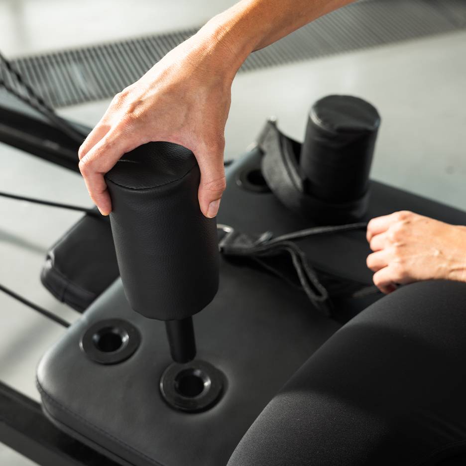 Человек регулирует черный мягкий тренажер.