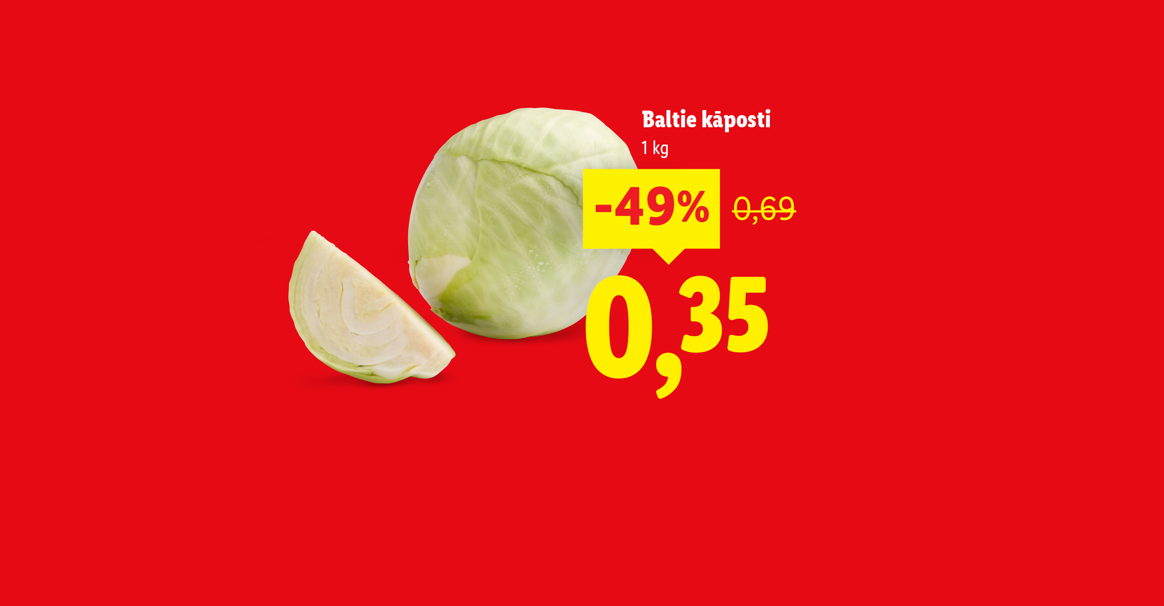 Svaigi baltie kāposti un Indijas rieksti iepakojumā uz sarkana fona ar akcijas cenām.