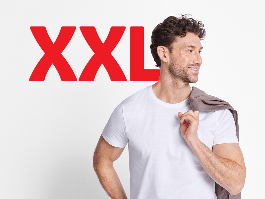 Мужчина в белой футболке XXL размера.
