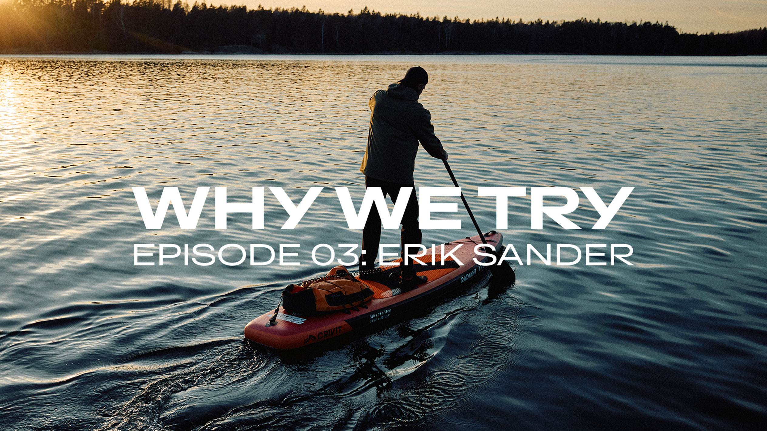 Vīrietis airē ar SUP dēli saulrietā, teksts: „WHY WE TRY EPISODE 03: ERIK SANDER“.
