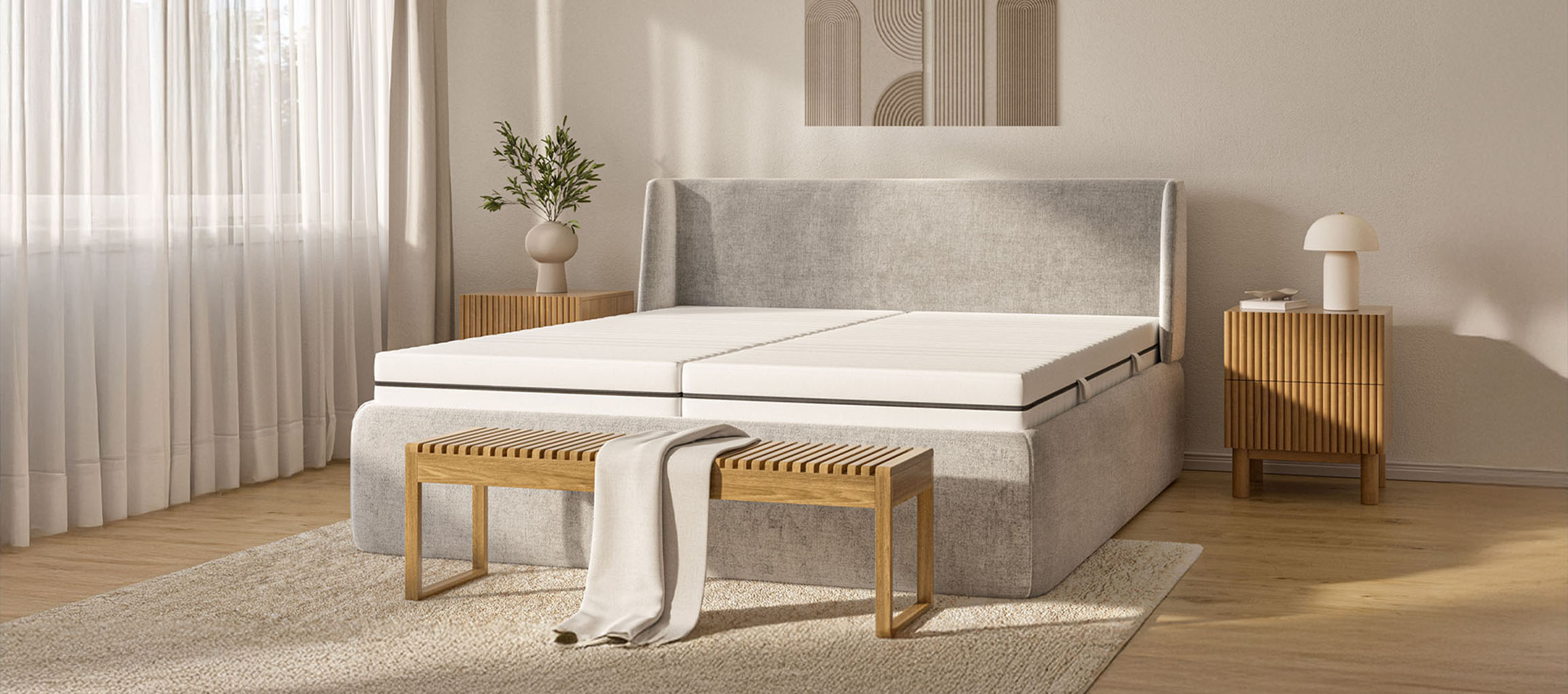 Neitrālu krāsu guļamistaba ar kontinentālo gultu, koka soliņu un naktsgaldiņiem.