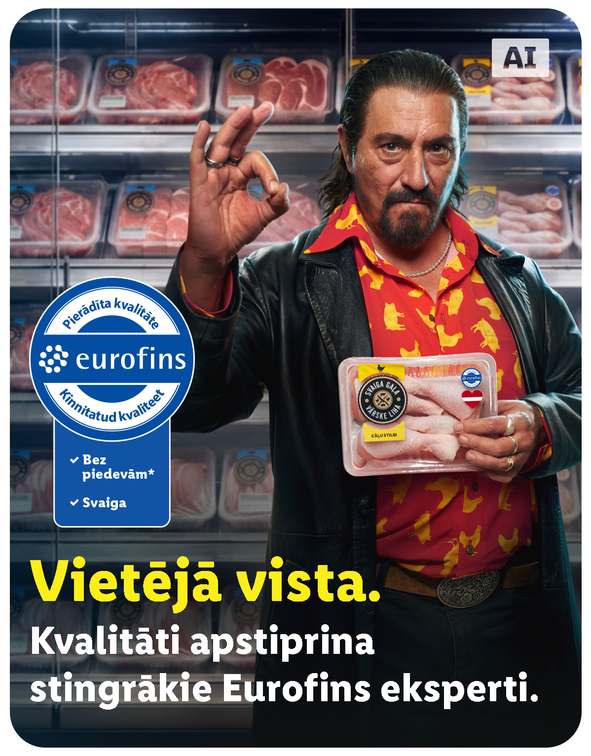 Vīrietis ar vistas stilbiņiem rokās, rādot OK zīmi, ar gaļas produktu plauktiem fonā. Teksts: Vietējā vista. Kvalitāti apstiprina stingrākie eksperti.