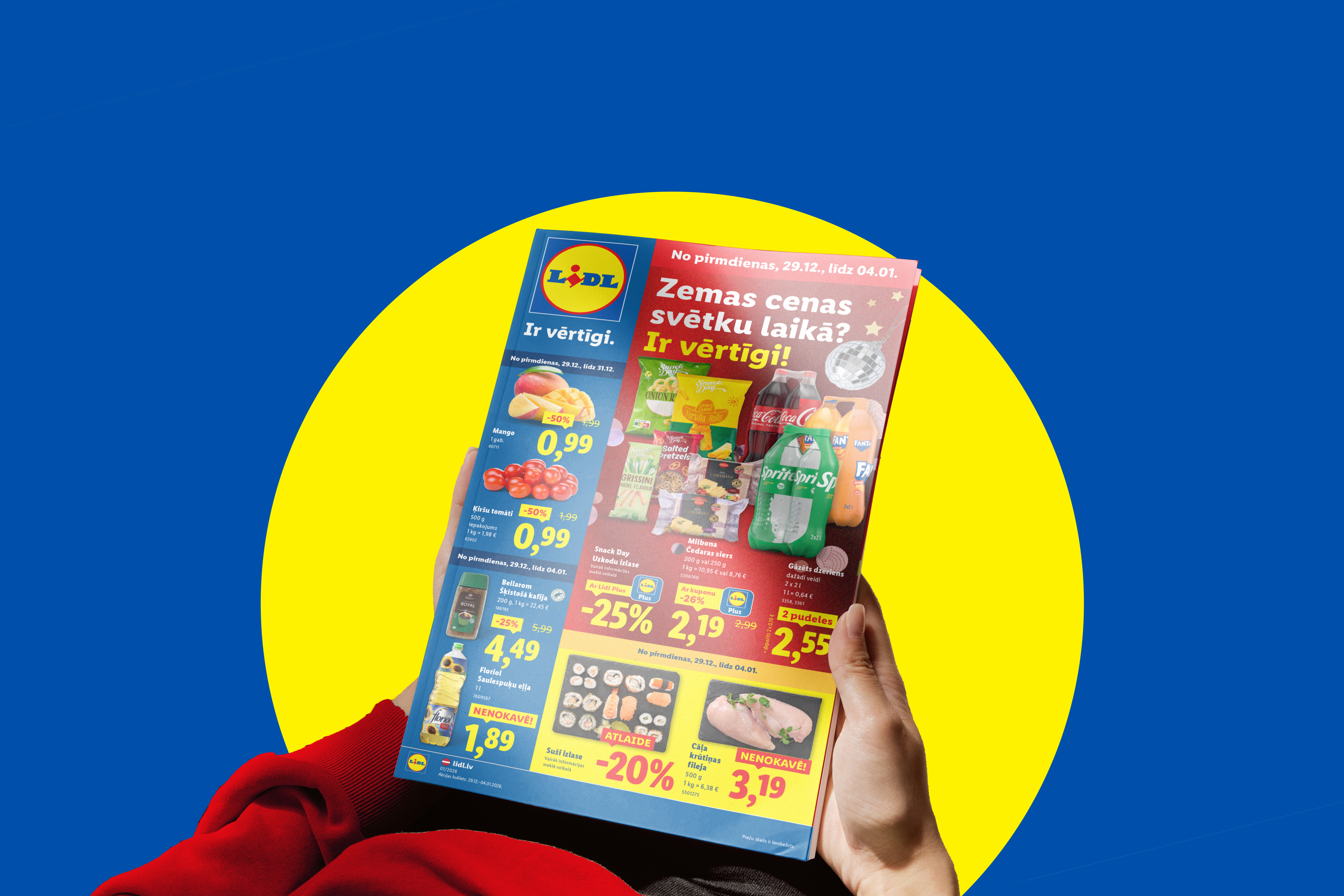 Руки держат рекламный буклет Lidl с акциями на манго, томаты, кофе, подсолнечное масло и куриное филе.