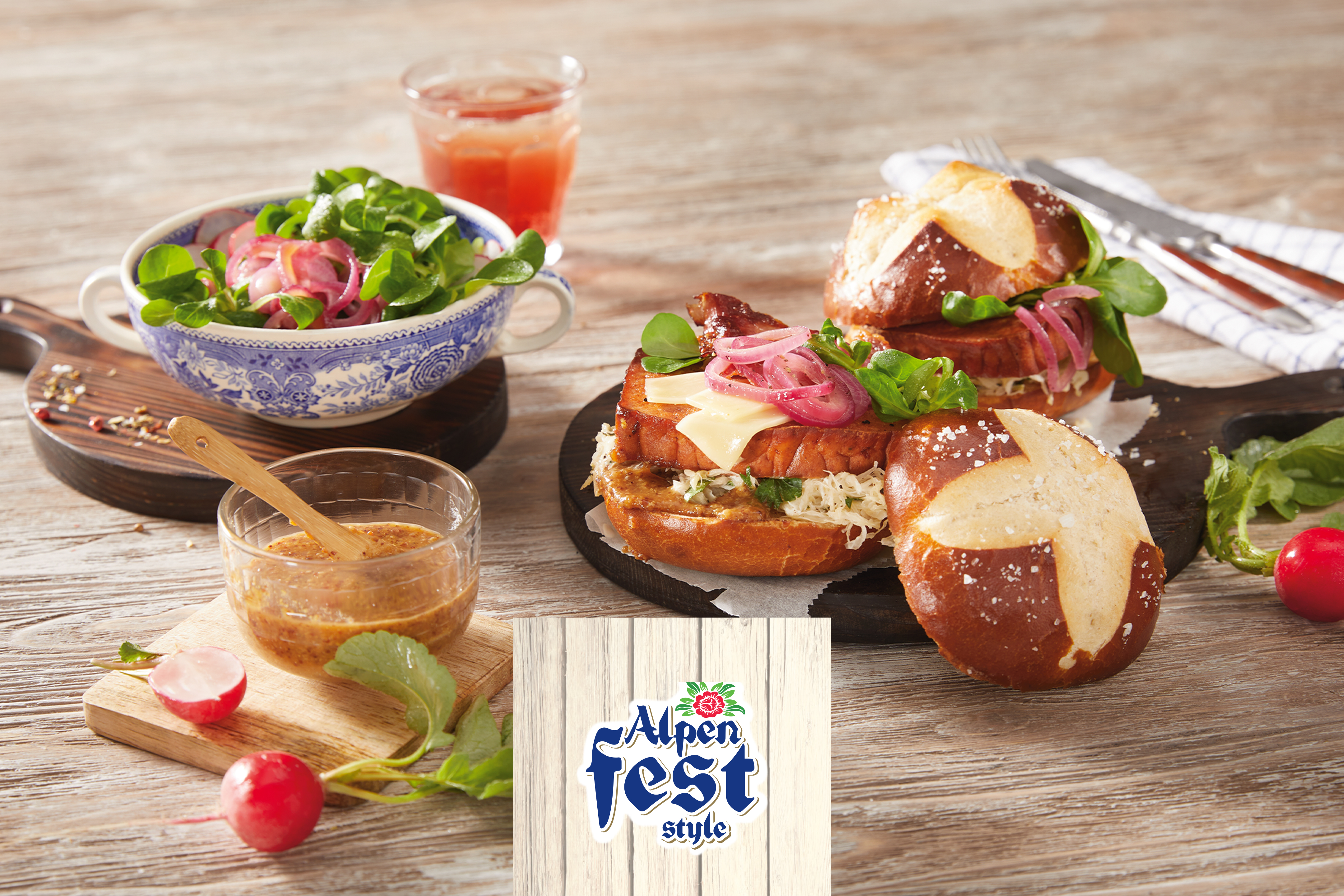 Vācu stila sviestmaizes ar gaļu, sieru un salātiem, ar mērci un dzērienu, uz koka galda.