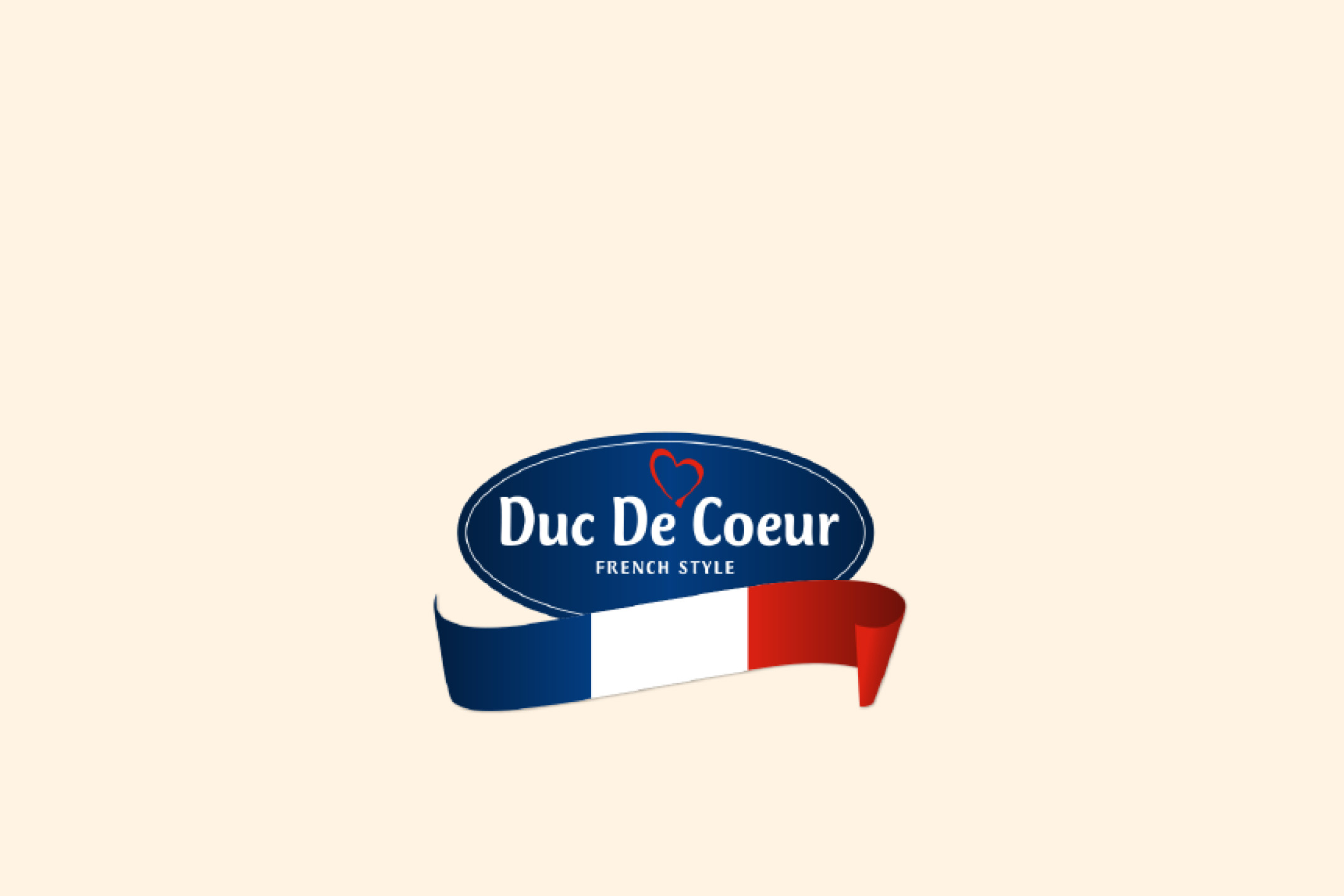 Ovālas formas logotips ar uzrakstu 'FRENCH STYLE' un lentes ar Francijas karoga krāsām.