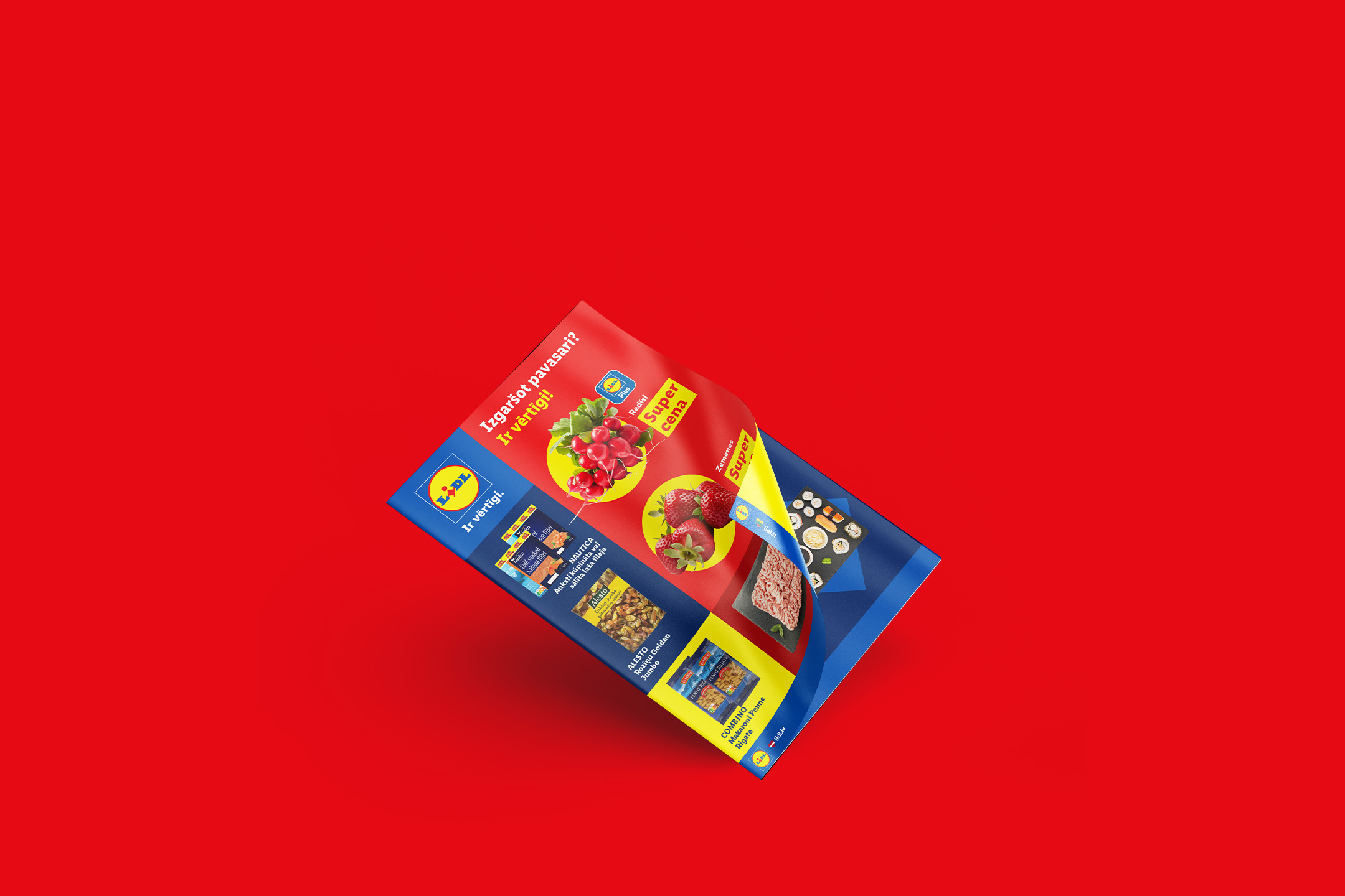 Рекламный буклет с редисом, клубникой, макаронами и орехами на красном фоне.