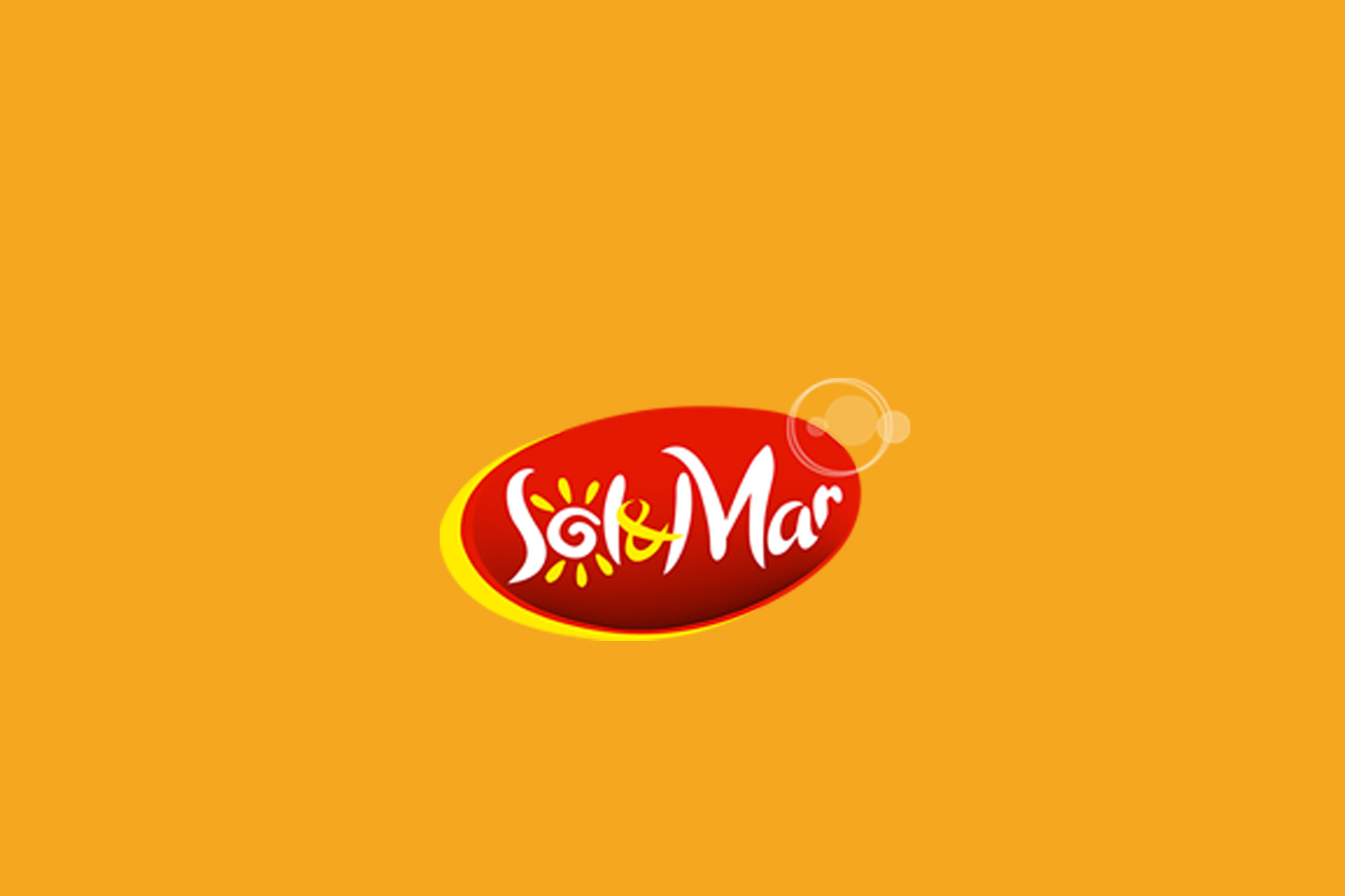 Логотип с надписью «Sol & Mar» на красном овале с желтой окантовкой на оранжевом фоне.