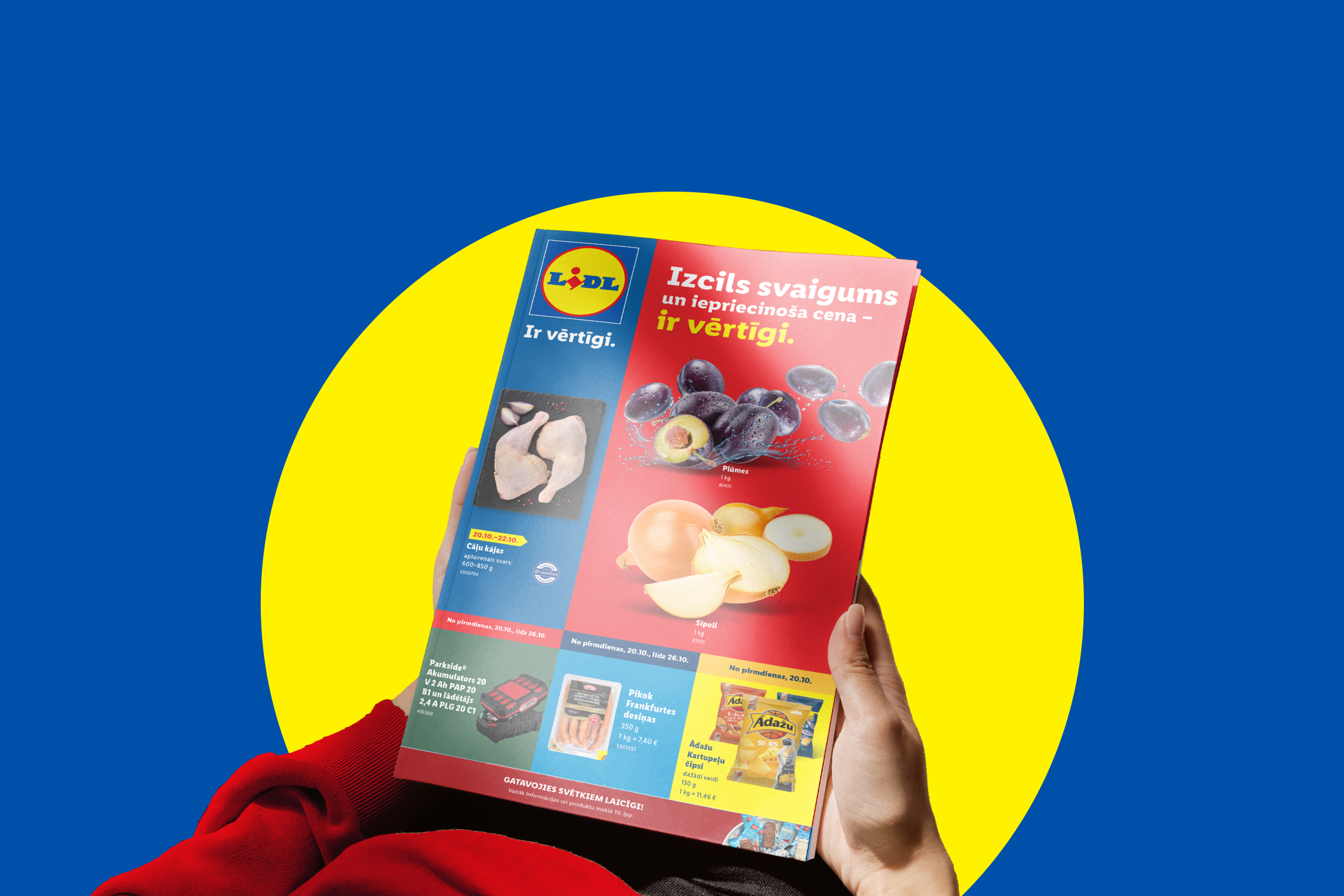 Rokas tur Lidl reklāmas bukletu ar plūmēm, sīpoliem, cāļu kājām un čipsiem.