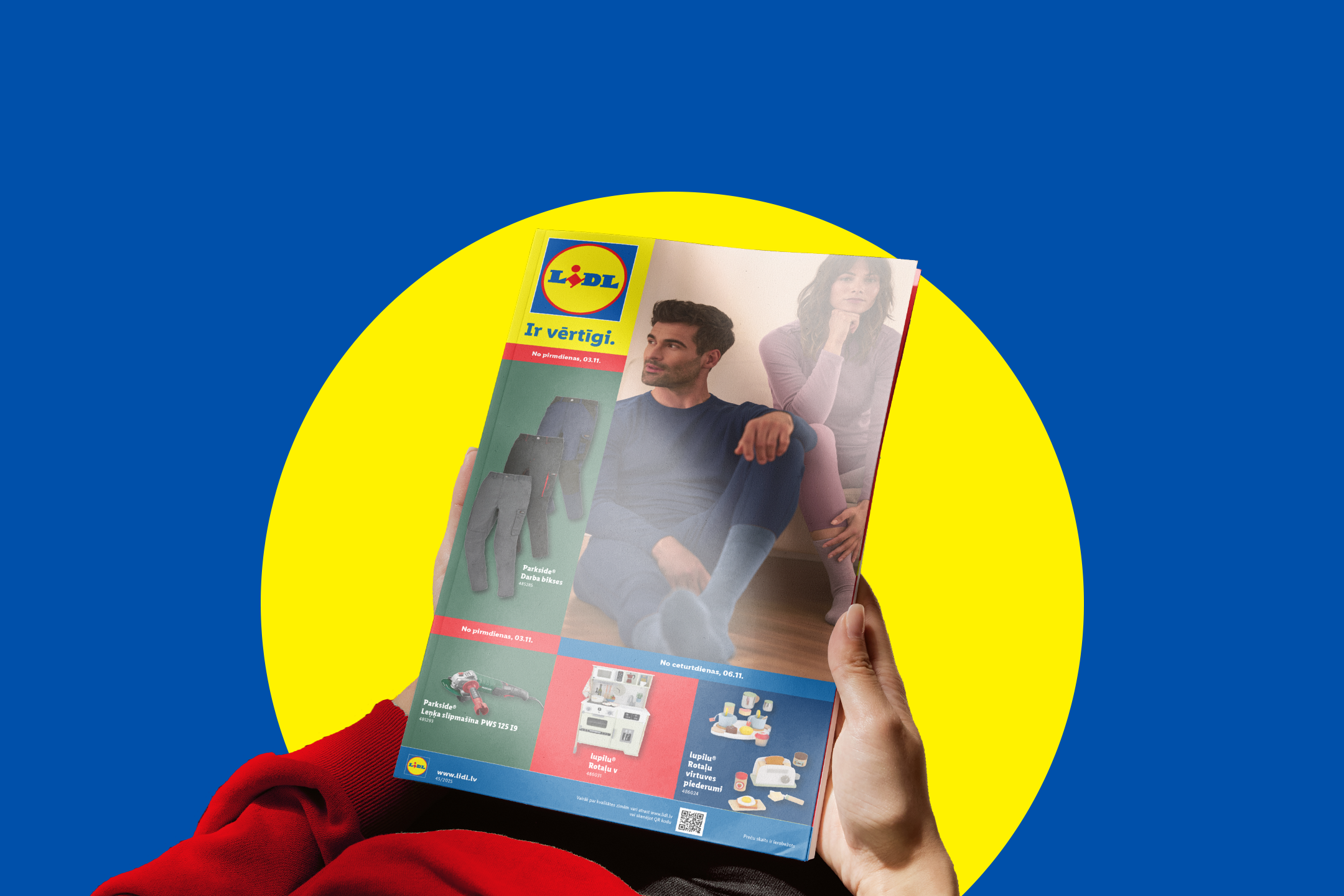 Руки держат каталог Lidl с одеждой, игрушками и инструментами на сине-желтом фоне.