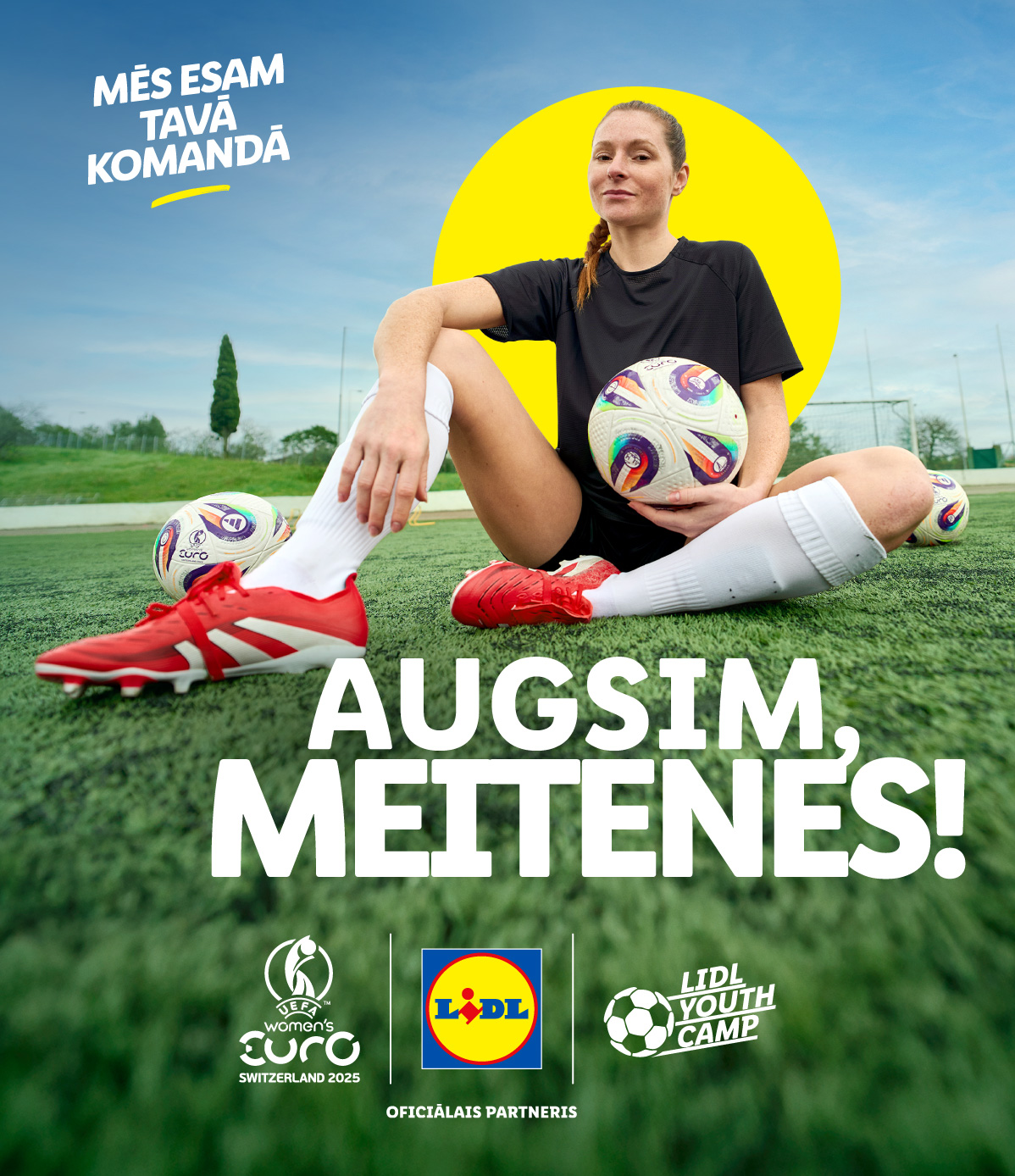 Futbolistka ar UEFA un Lidl bumbām.
