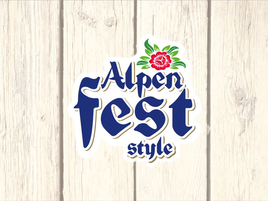 Uzlīme ar uzrakstu 'Alpen Fest style' un ziedu motīvu uz koka fona.