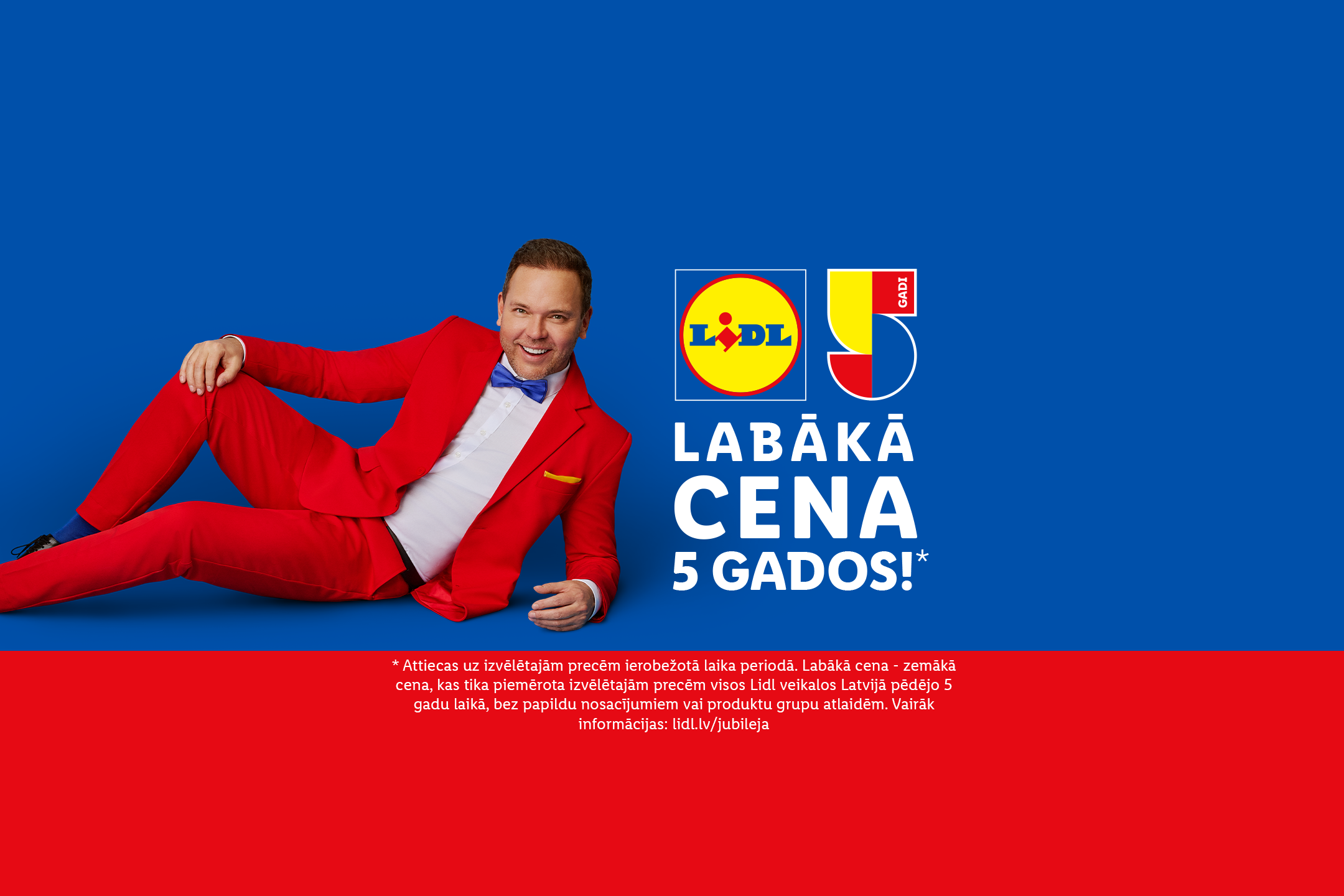 Vīrietis sarkanā uzvalkā guļ uz zila fona, blakus logotips un teksts 'Labākā cena 5 gados!'