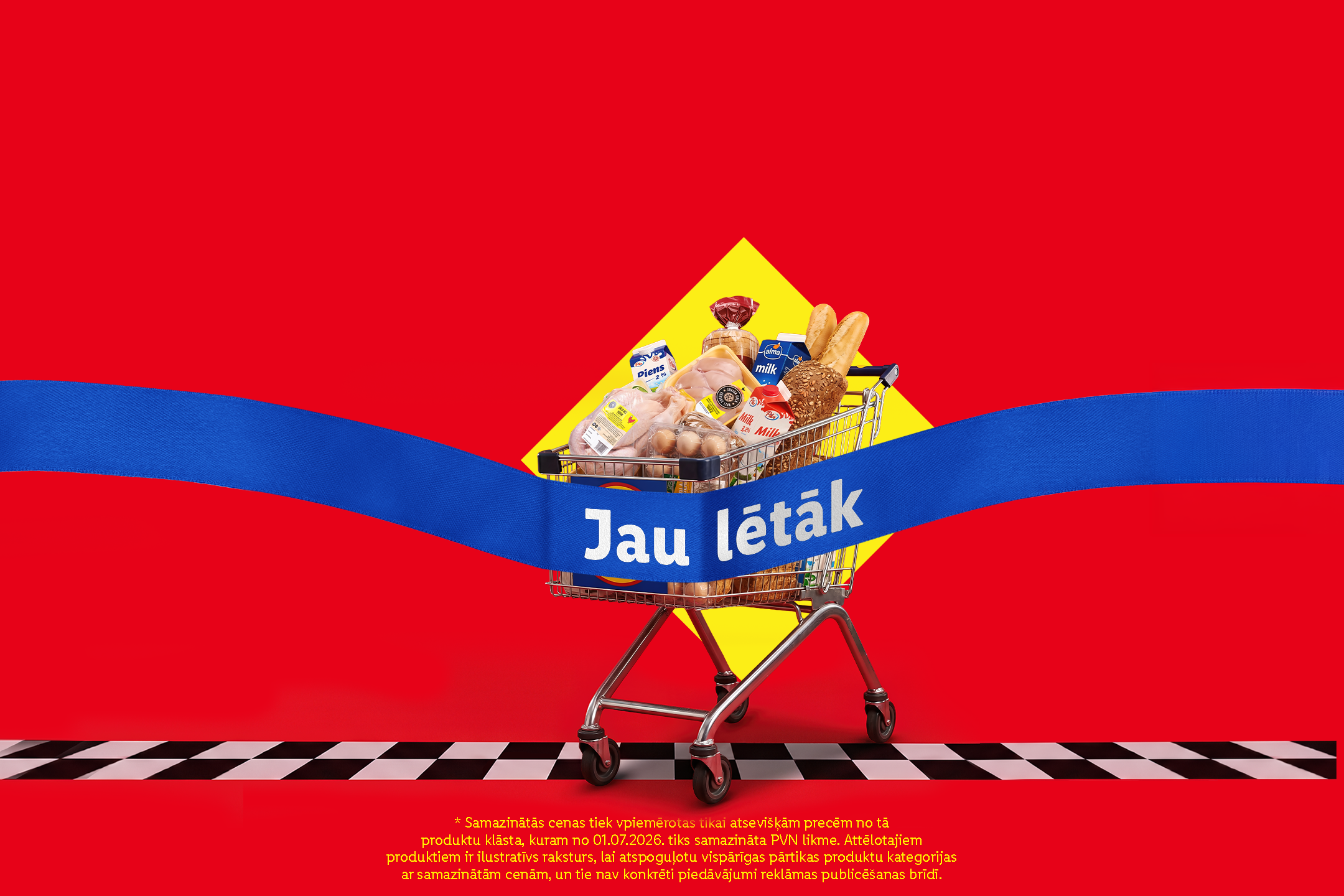 Iepirkumu ratiņi ar pārtikas produktiem, piemēram, vistu, olām, pienu un maizi, uz Latvijas karoga fona ar uzrakstu “Jau lētāk”.