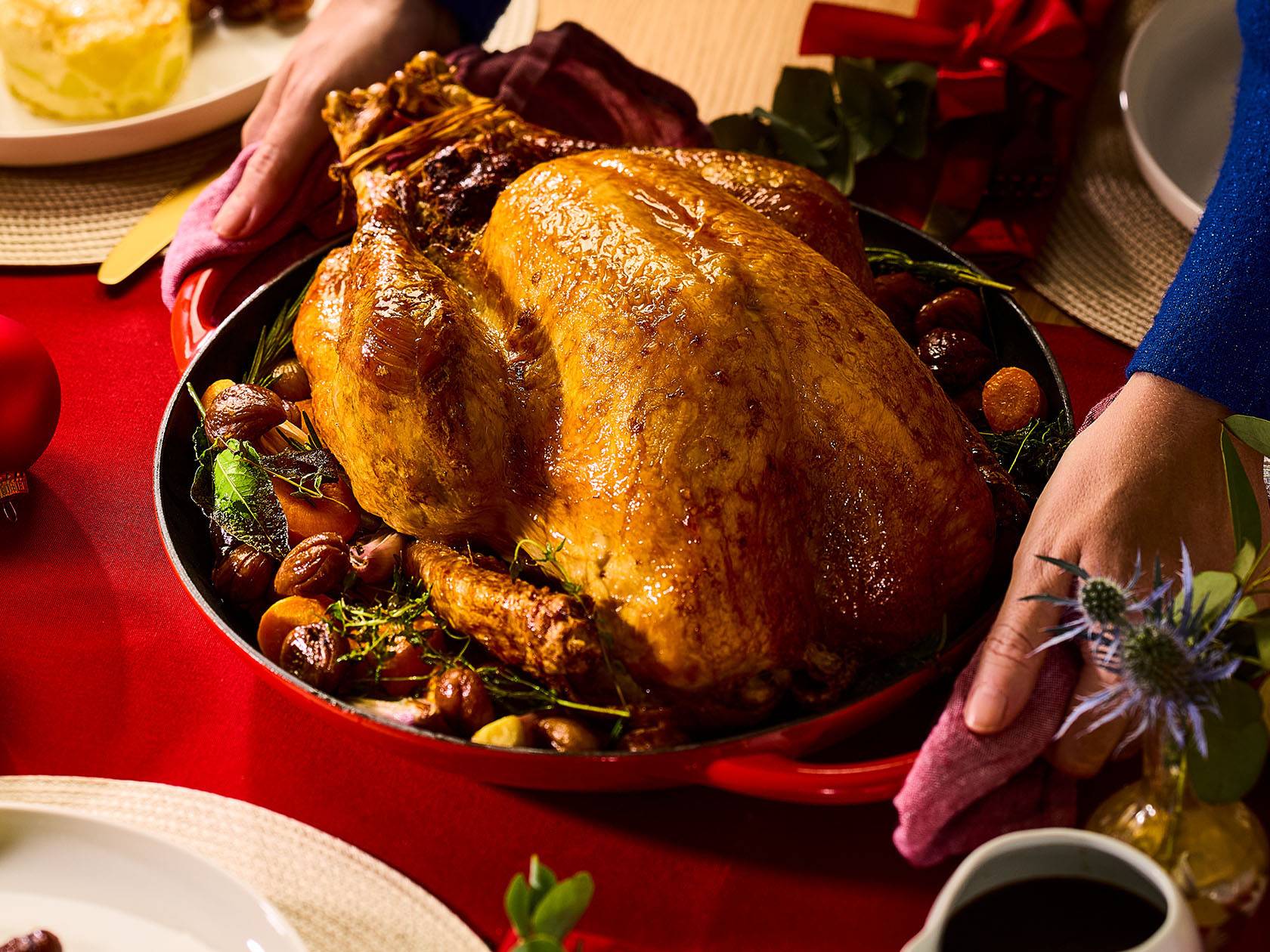 Cepta tītara ar dārzeņiem un kastaņiem uz svētku galda.