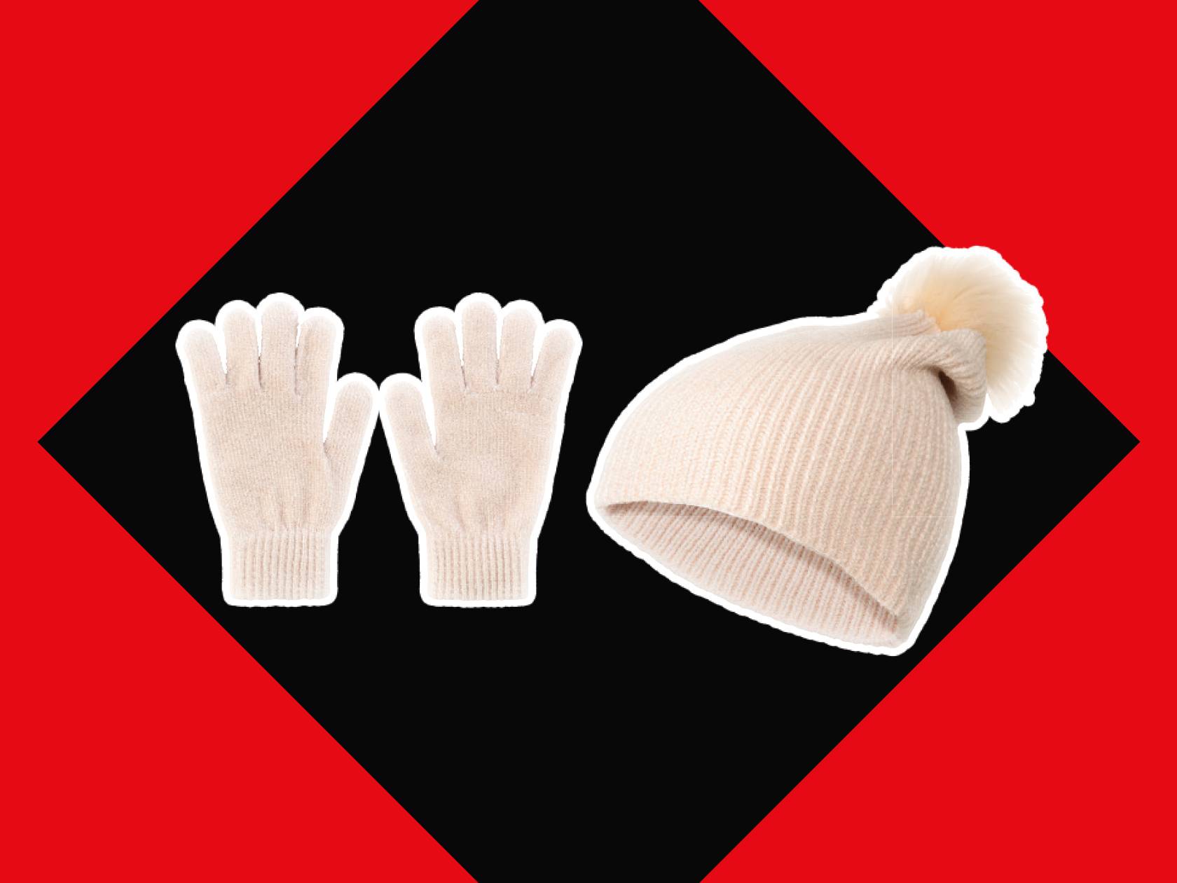 Bēši adīti cimdi un cepure ar bumbuli uz sarkani melna fona.