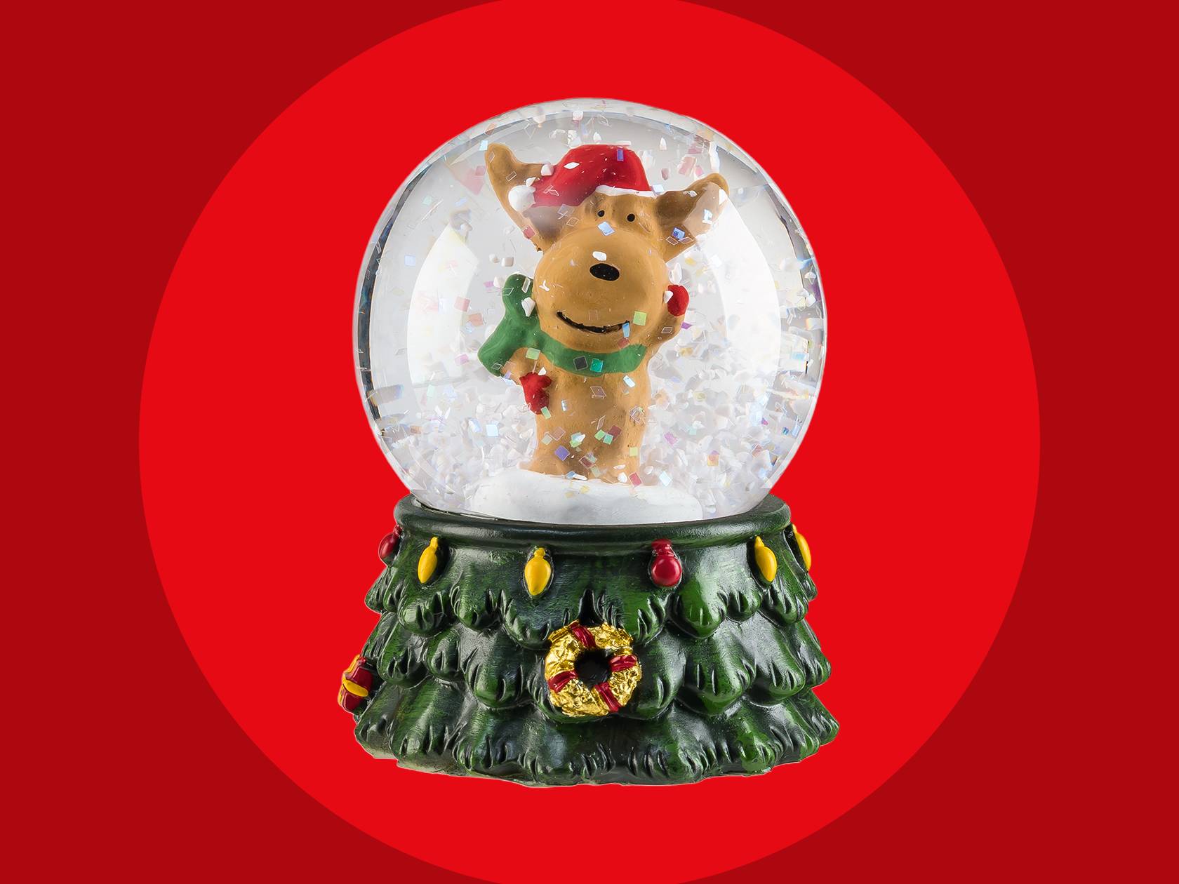 Ziemassvētku sniega bumba ar ziemeļbriedi un eglītes pamatni