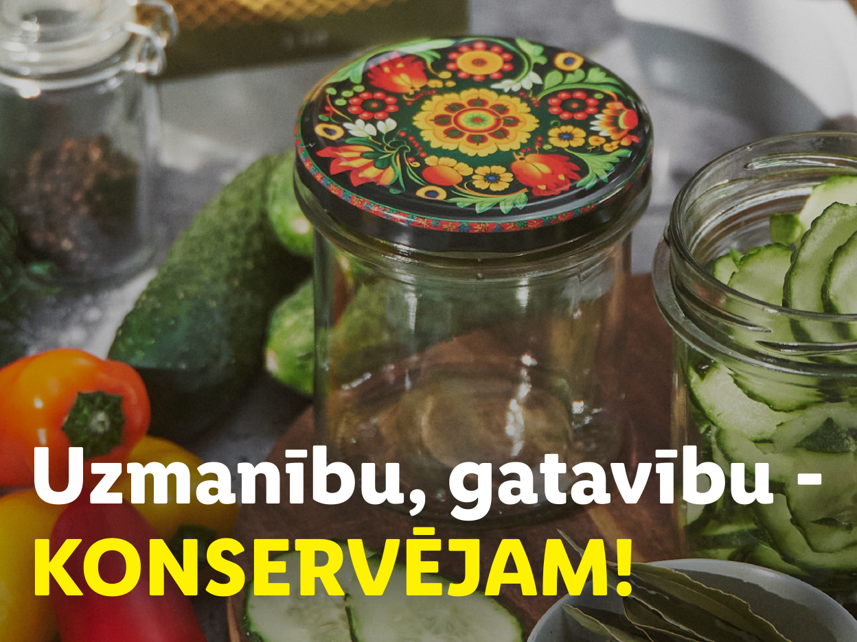 Konservēšanas burkas ar tradicionālu latviešu rakstu un marinētiem gurķiem.