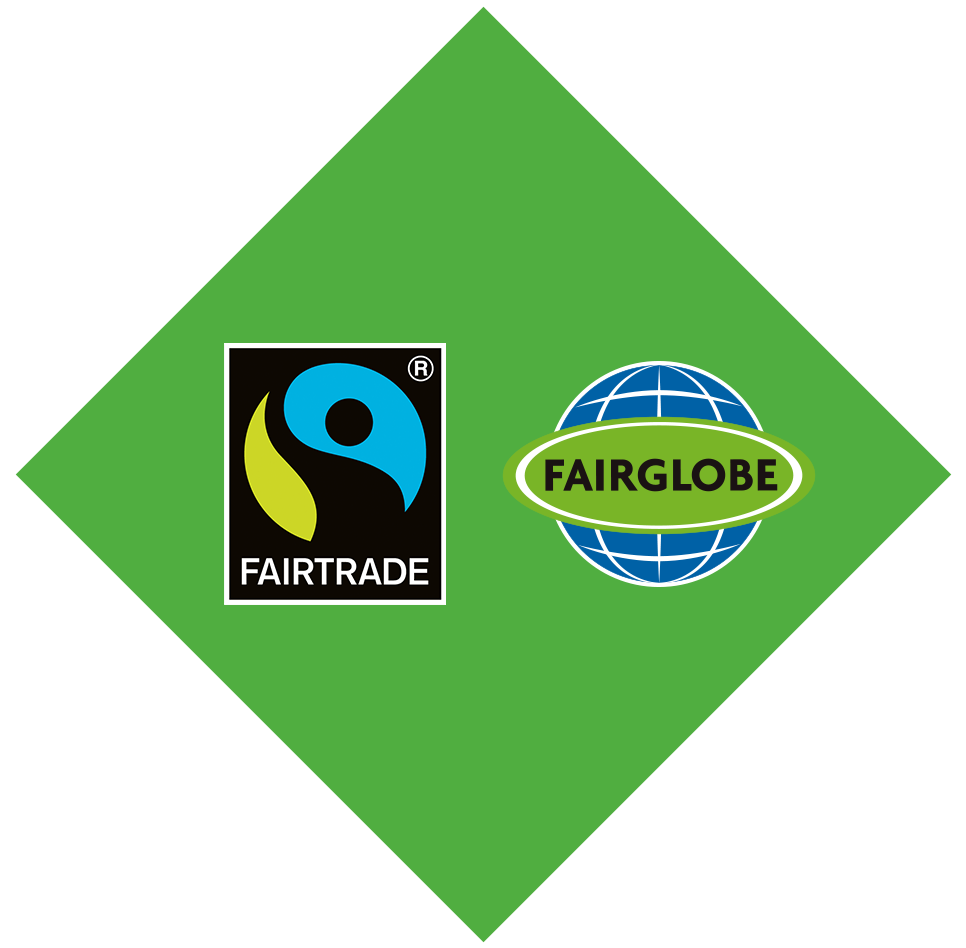 Логотипы Fairtrade и Fairglobe на зеленом фоне.