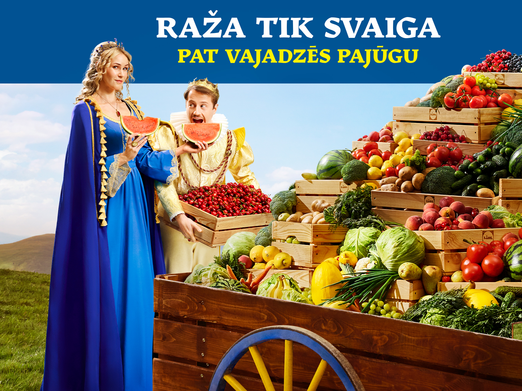 Karalis un karaliene ar arbūziem un ķiršiem uz ratiņu fona, kas pilns ar svaigiem augļiem un dārzeņiem.