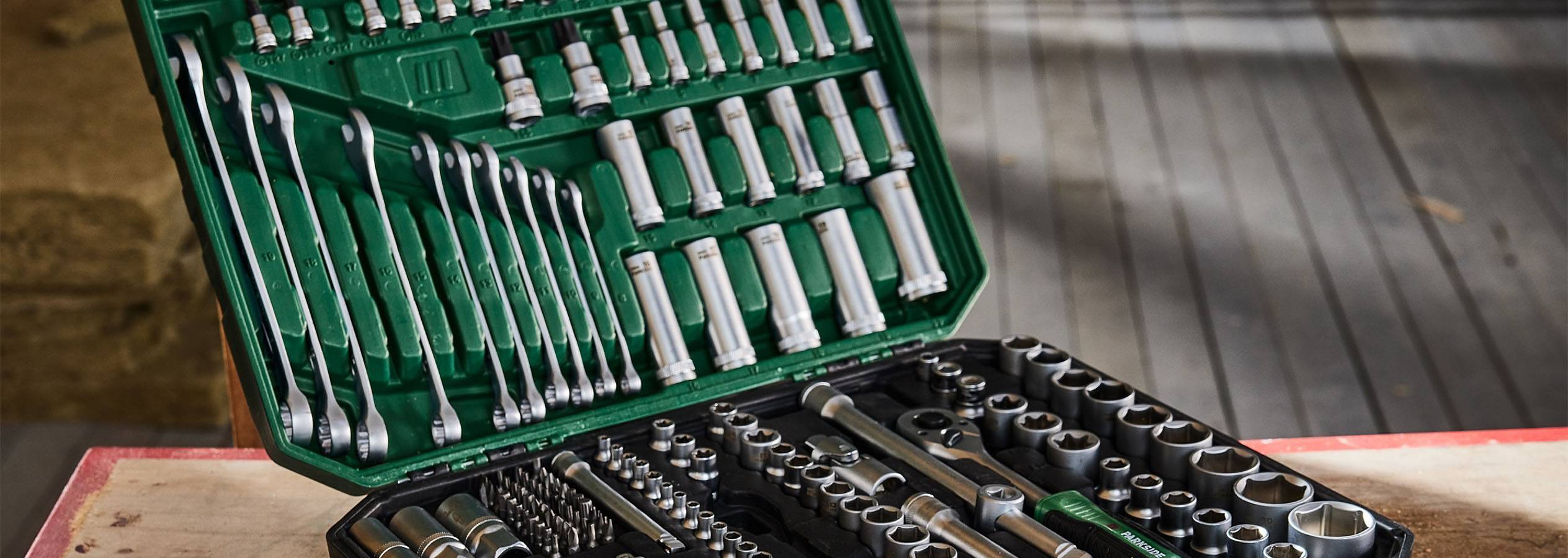 Parkside instrumentu komplekts zaļā kastē, pilns komplekts uzgriežņu atslēgu un uzgriežņu galviņu.