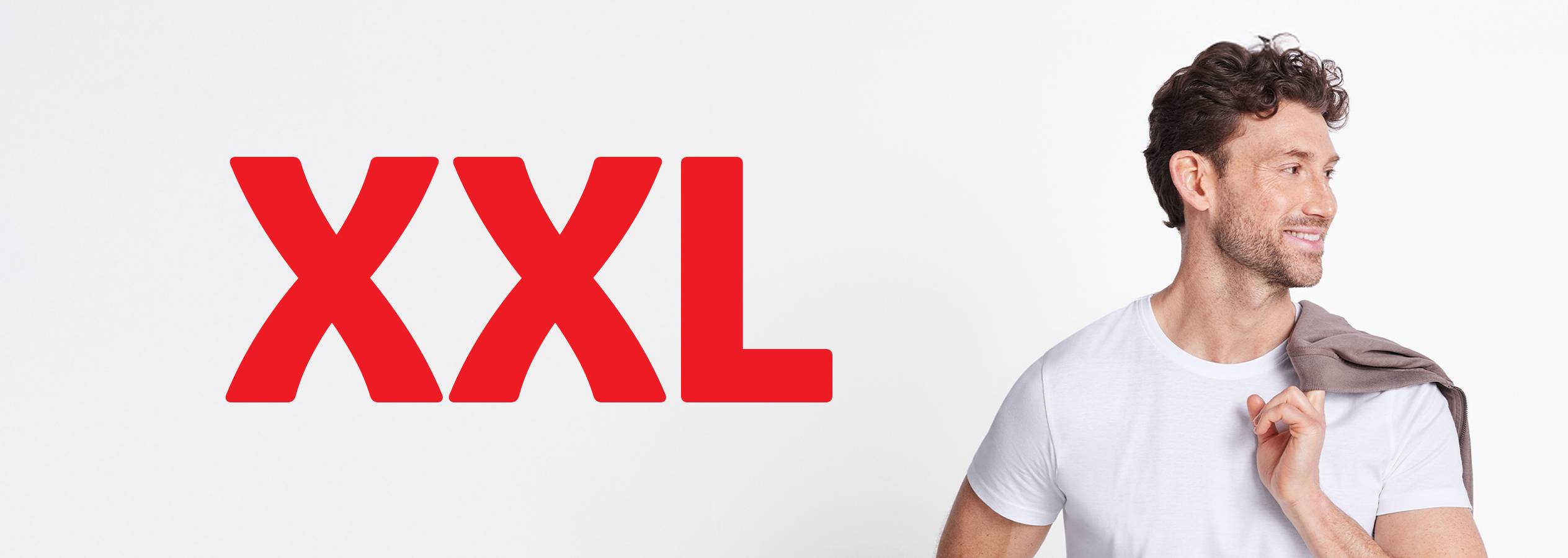 Мужская одежда XXL размера: белая футболка и коричневая куртка.