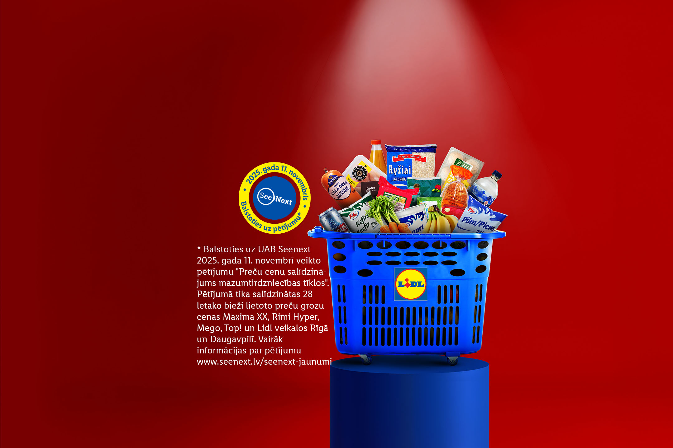 Zils Lidl iepirkumu grozs ar pārtikas precēm, tostarp rīsiem, kefīru, vistas desu, pienu un banāniem, uz sarkana fona.