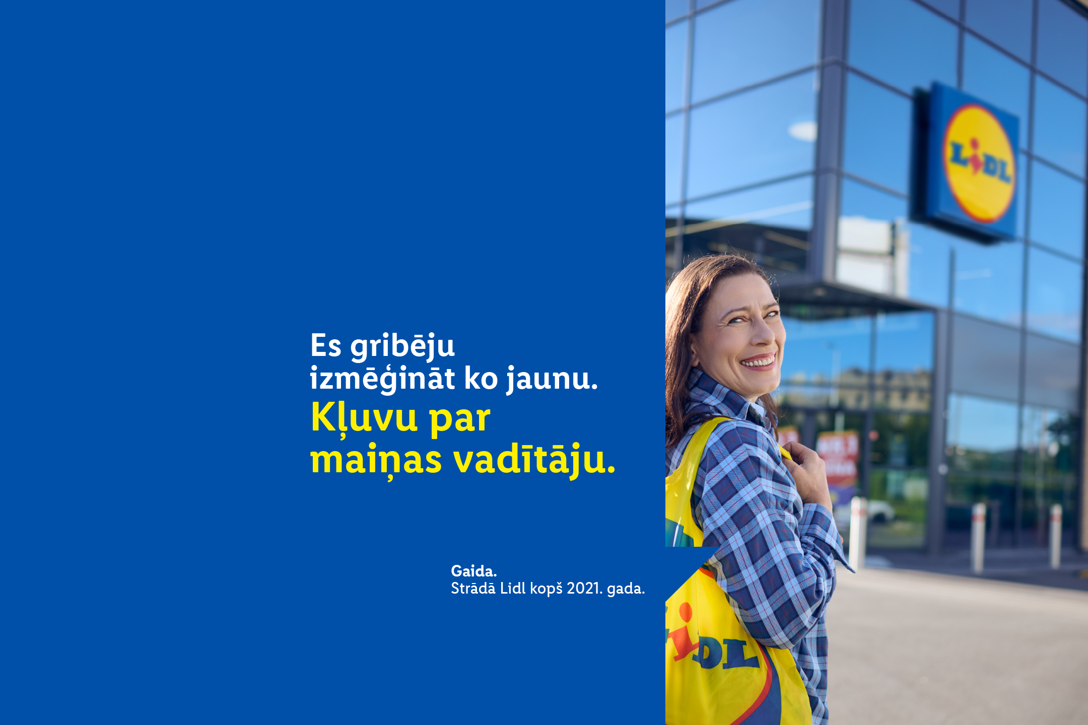 Sieviete ar dzeltenu iepirkumu maisiņu, kas saka: 'Es gribēju izmēģināt ko jaunu. Kļuvu par maiņas vadītāju.'