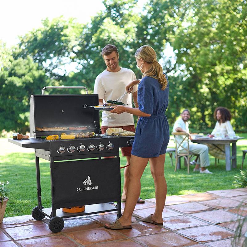 GrillMeister grils ar 6 degļiem, ārā.