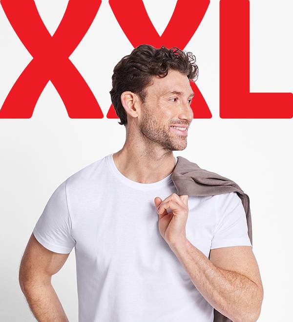 Мужчина в белой футболке XXL размера.
