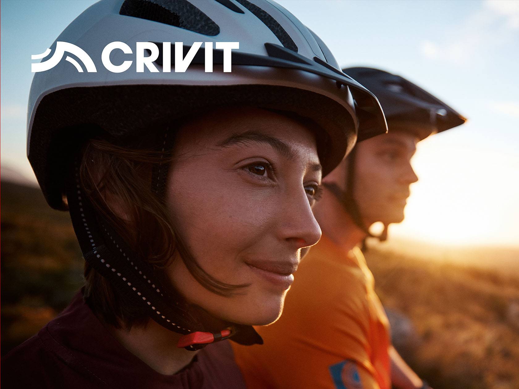 Crivit velosipēdu ķiveres saulrieta fonā.