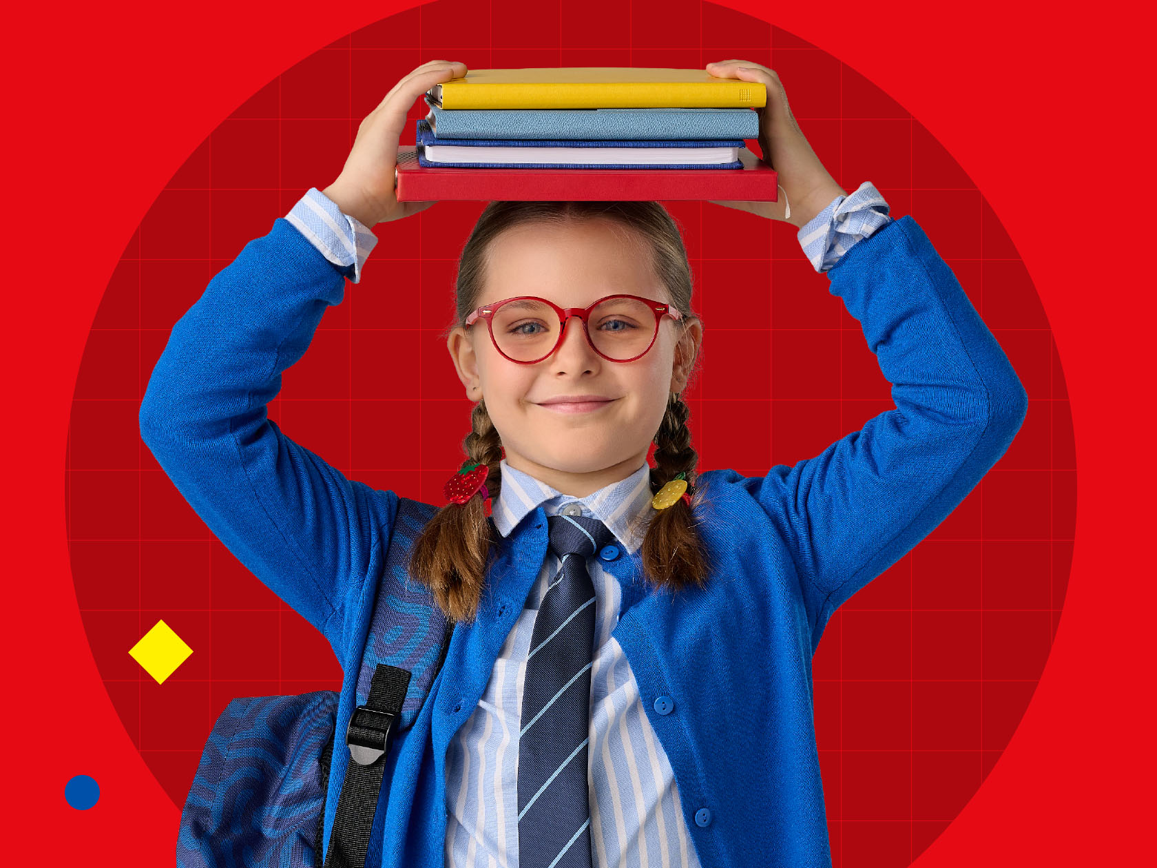 Skolniece ar brillēm un mugursomu līdzsvaro grāmatu kaudzi uz galvas.