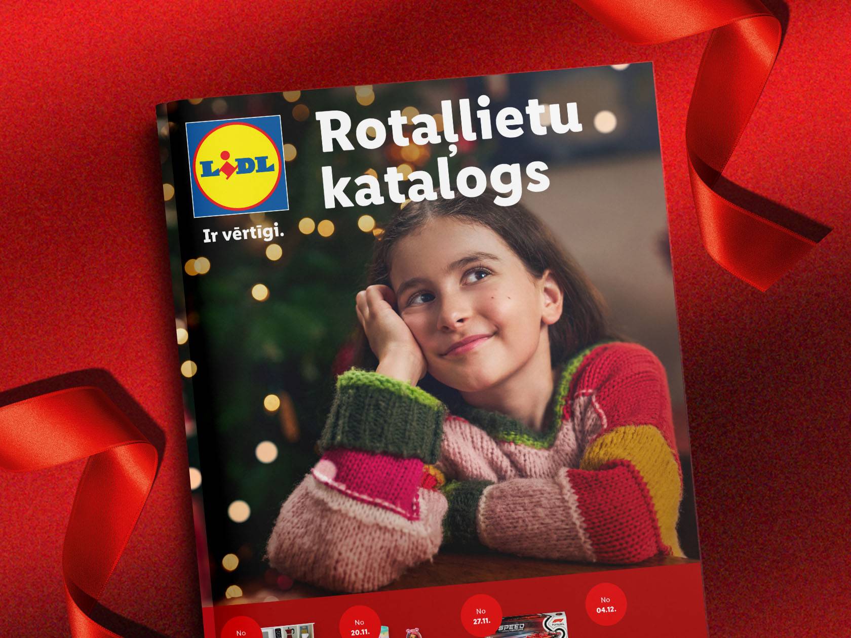 Lidl rotaļlietu katalogs ar meiteni, kas sapņaini skatās uz augšu, un sarkanu dāvanu lenti.