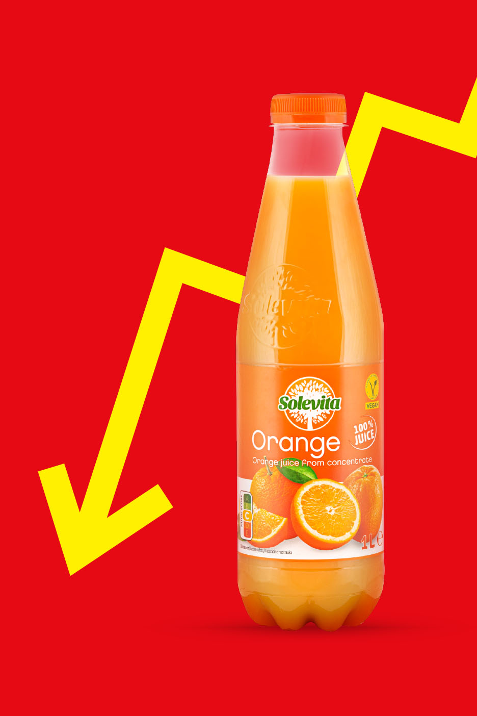 Solevita apelsīnu sulas pudele uz sarkana fona ar dzeltenu bultu.