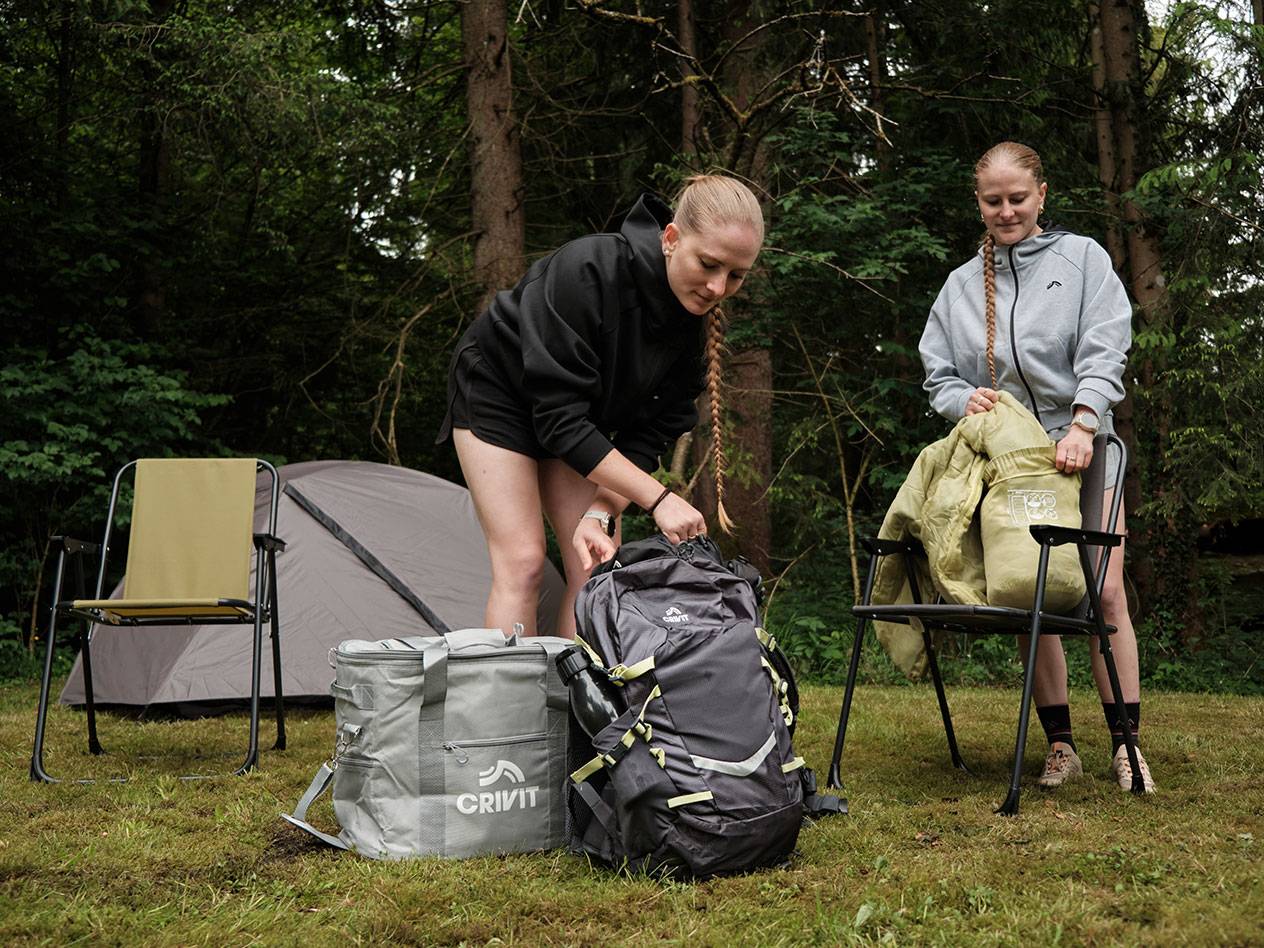 Kempinga aprīkojums: Crivit mugursoma, krēsli un telts.
